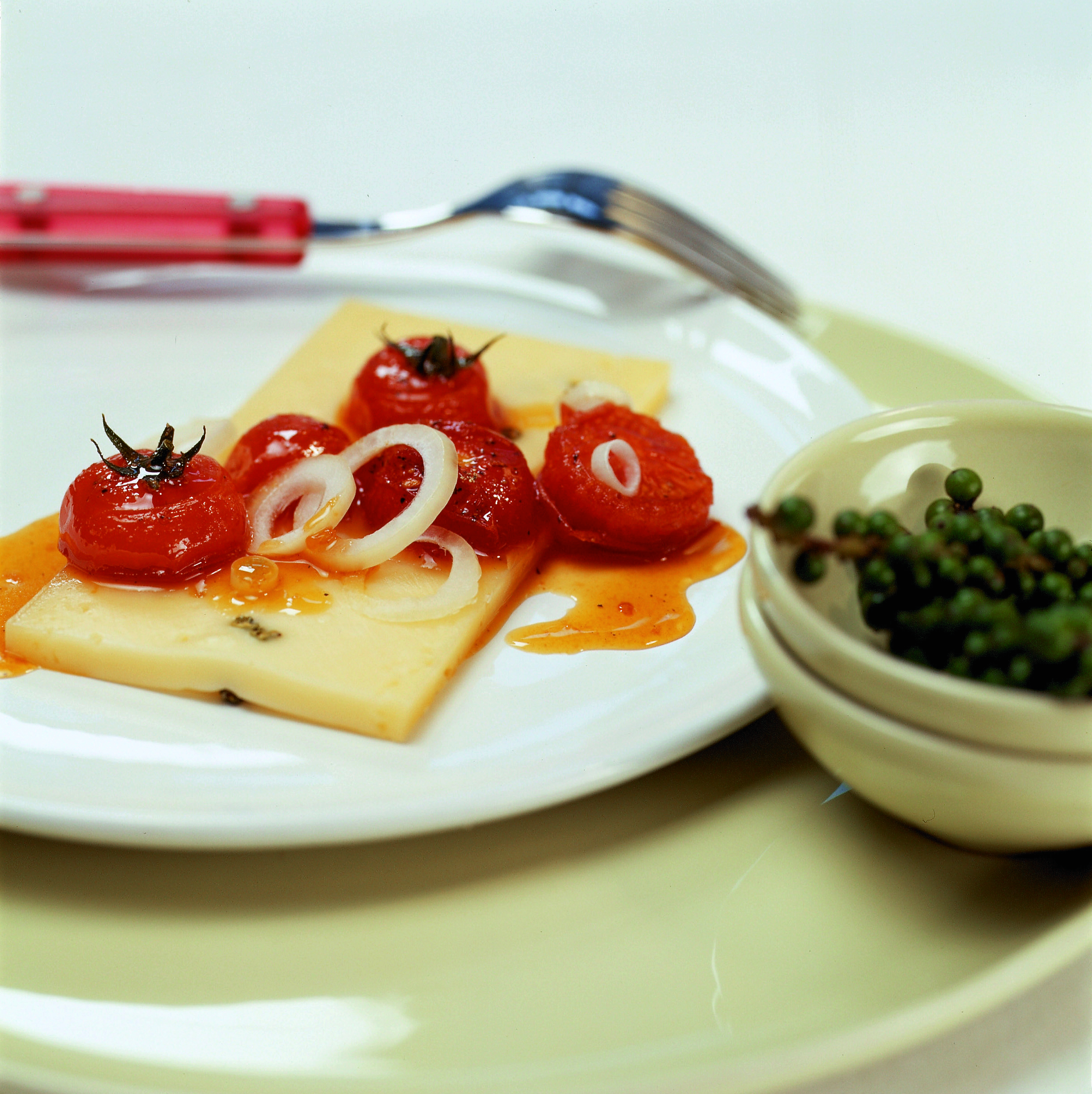 Fromage au poivre garni de tomates caramélisées