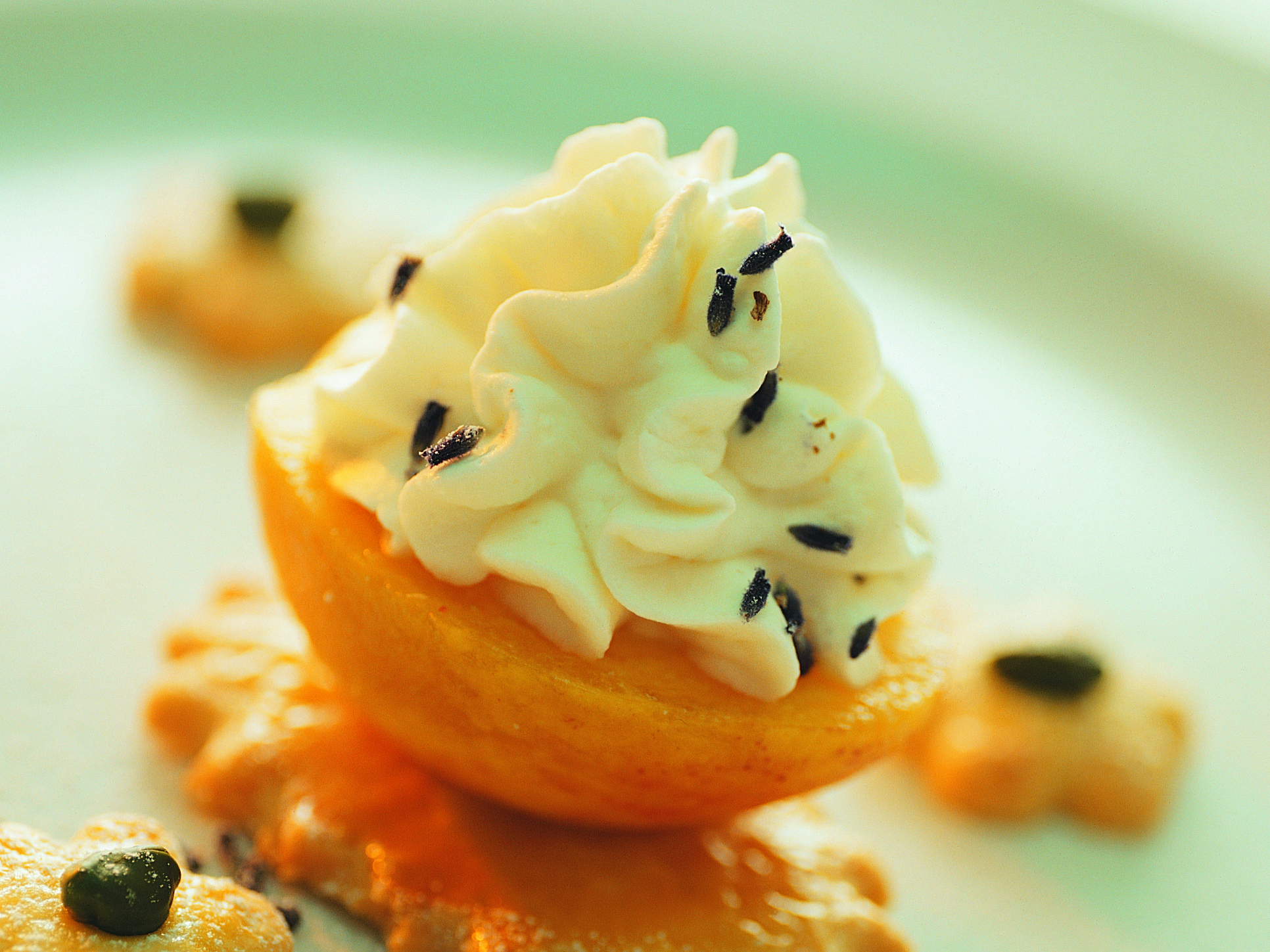 Pêches à la crème de lavande et biscuits au beurre