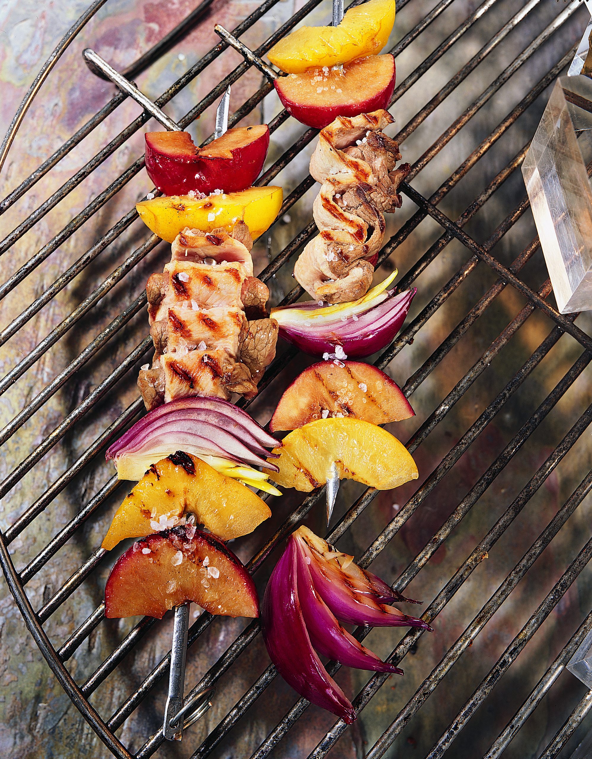 Brochettes de viande et de prunes au barbecue