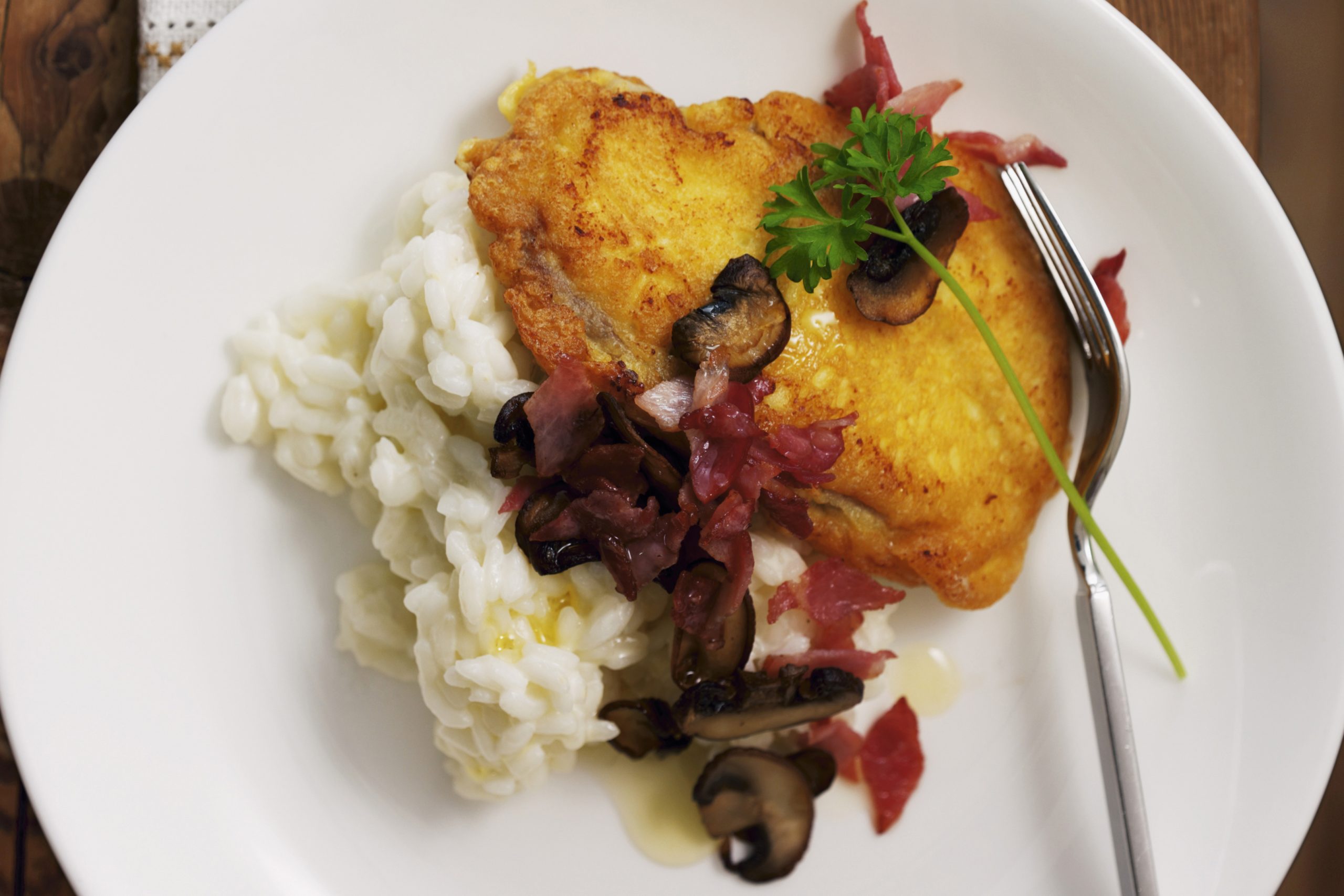 Piccata mit Pilz-Schinken-Belag und Weissweinrisotto
