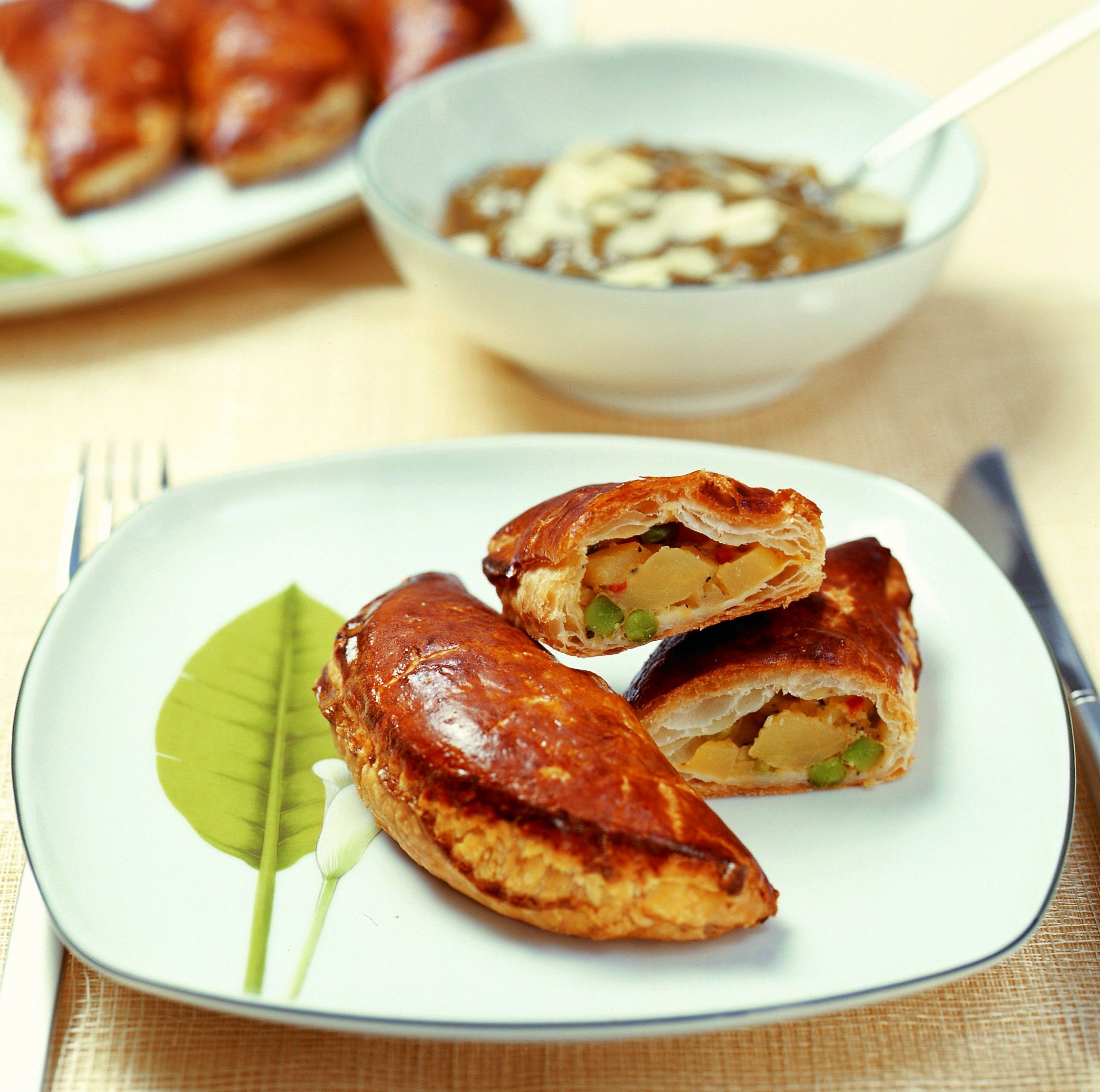 Pikante Teigtaschen mit Rhabarber-Chutney