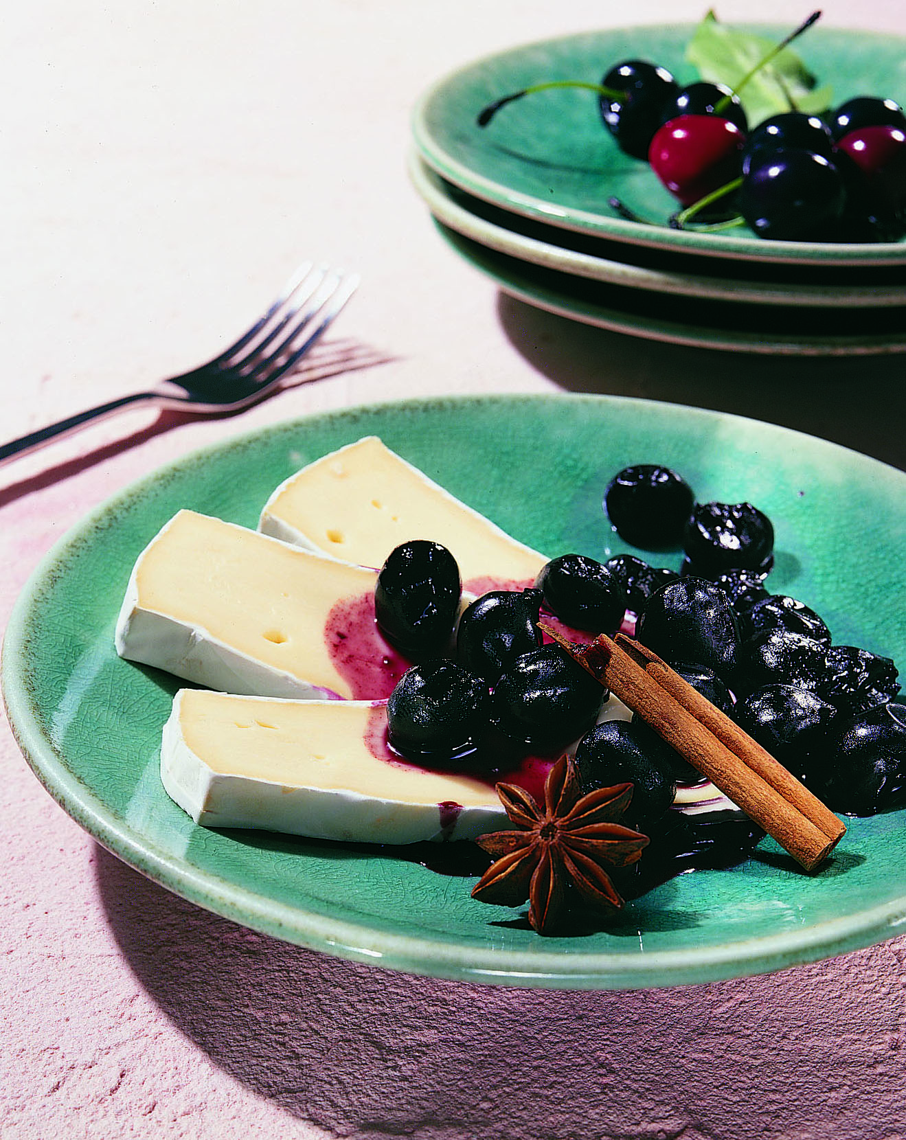 Compote de cerises accompagnée de brie à la crème