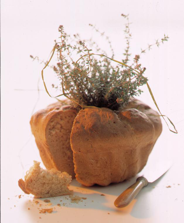 Pikanter Thymian-Gugelhopf
