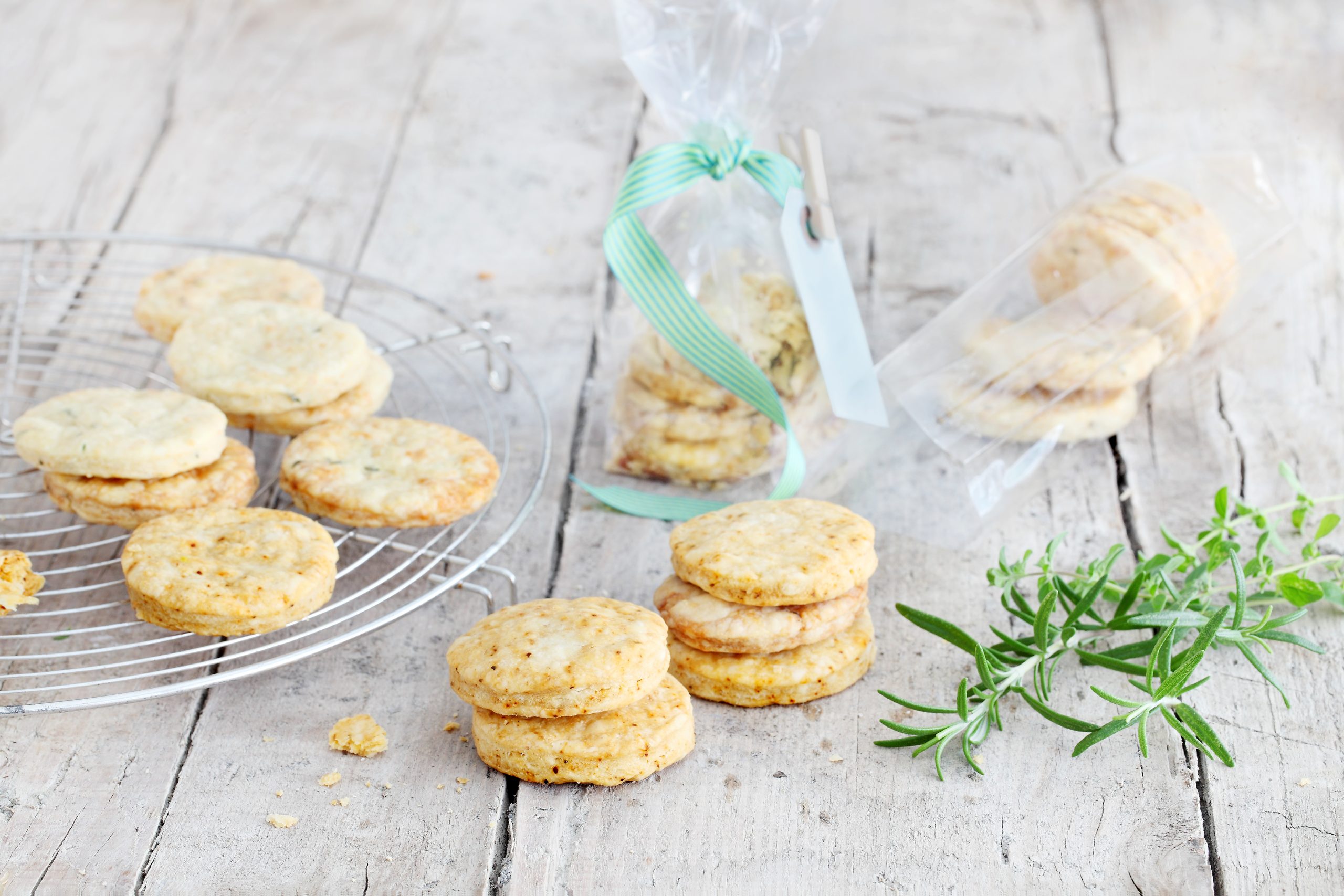 Sablés aux pignons, au Sbrinz et au romarin