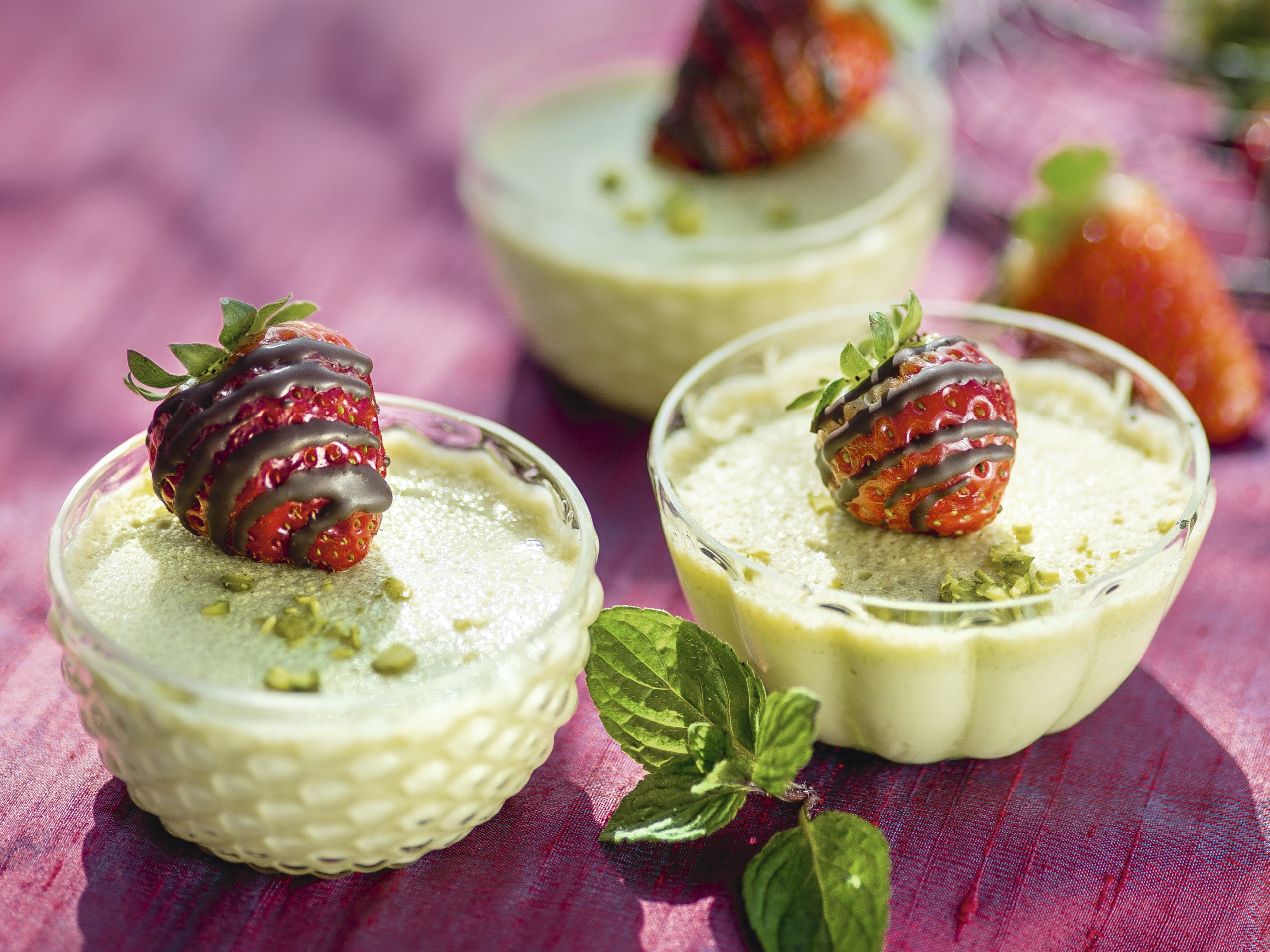 Pistazien-Flans mit Schokoladen-Erdbeeren