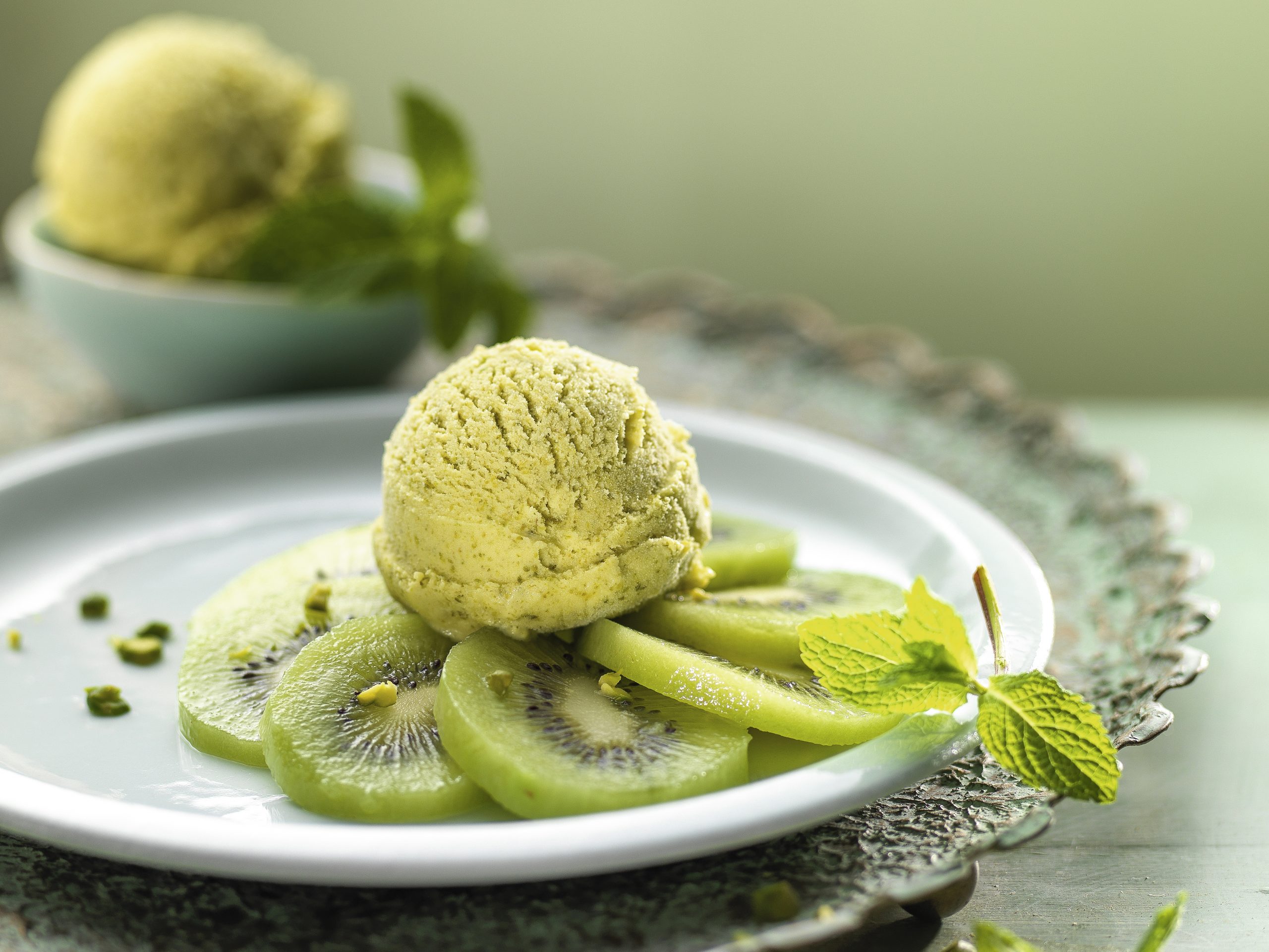 Glace à la pistache et carpaccio de kiwi