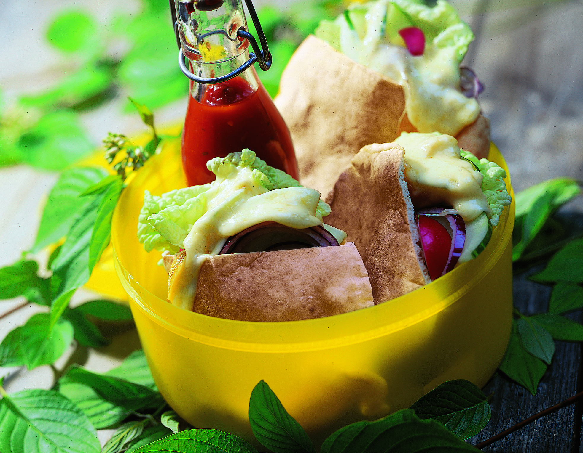 Pitas aux légumes garnis de fromage à raclette