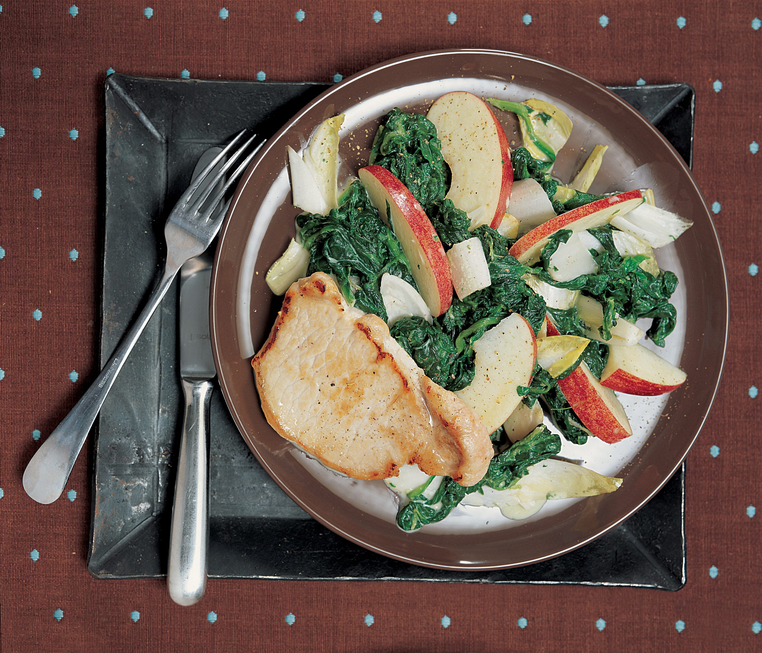 Escalopes de porc sur lit de légumes aux pommes