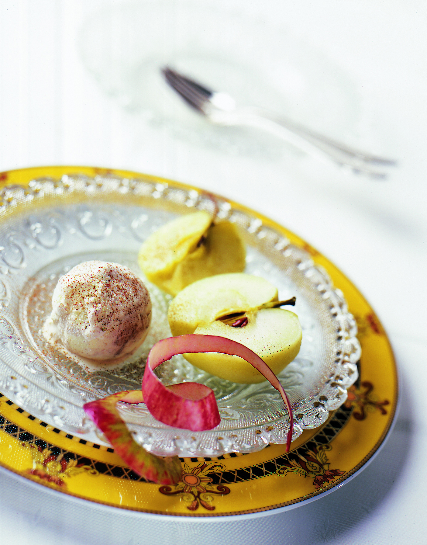 Pochierte Äpfel mit Ingwer und Zimtglace