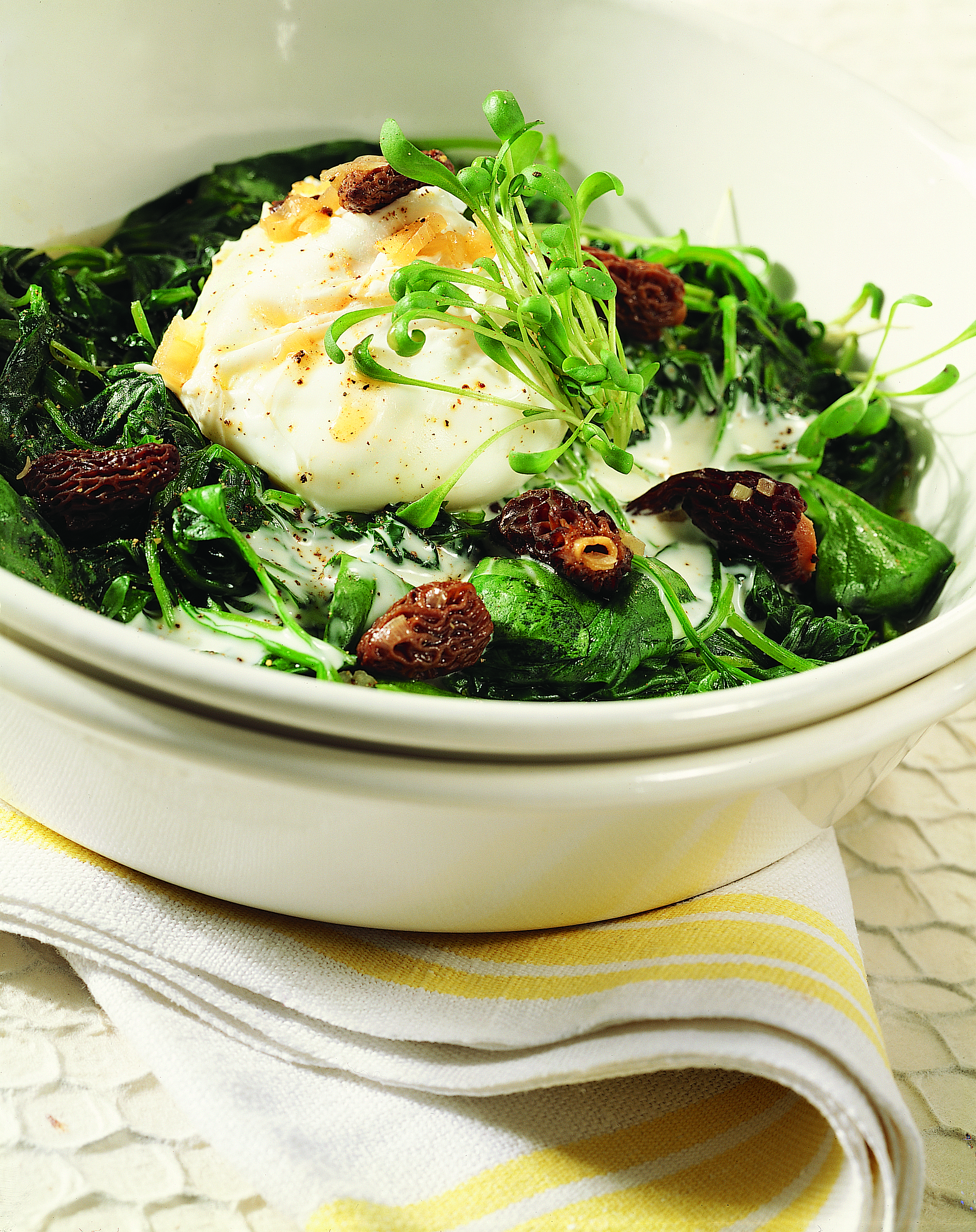 Oeufs pochés aux épinards, sauce aux morilles