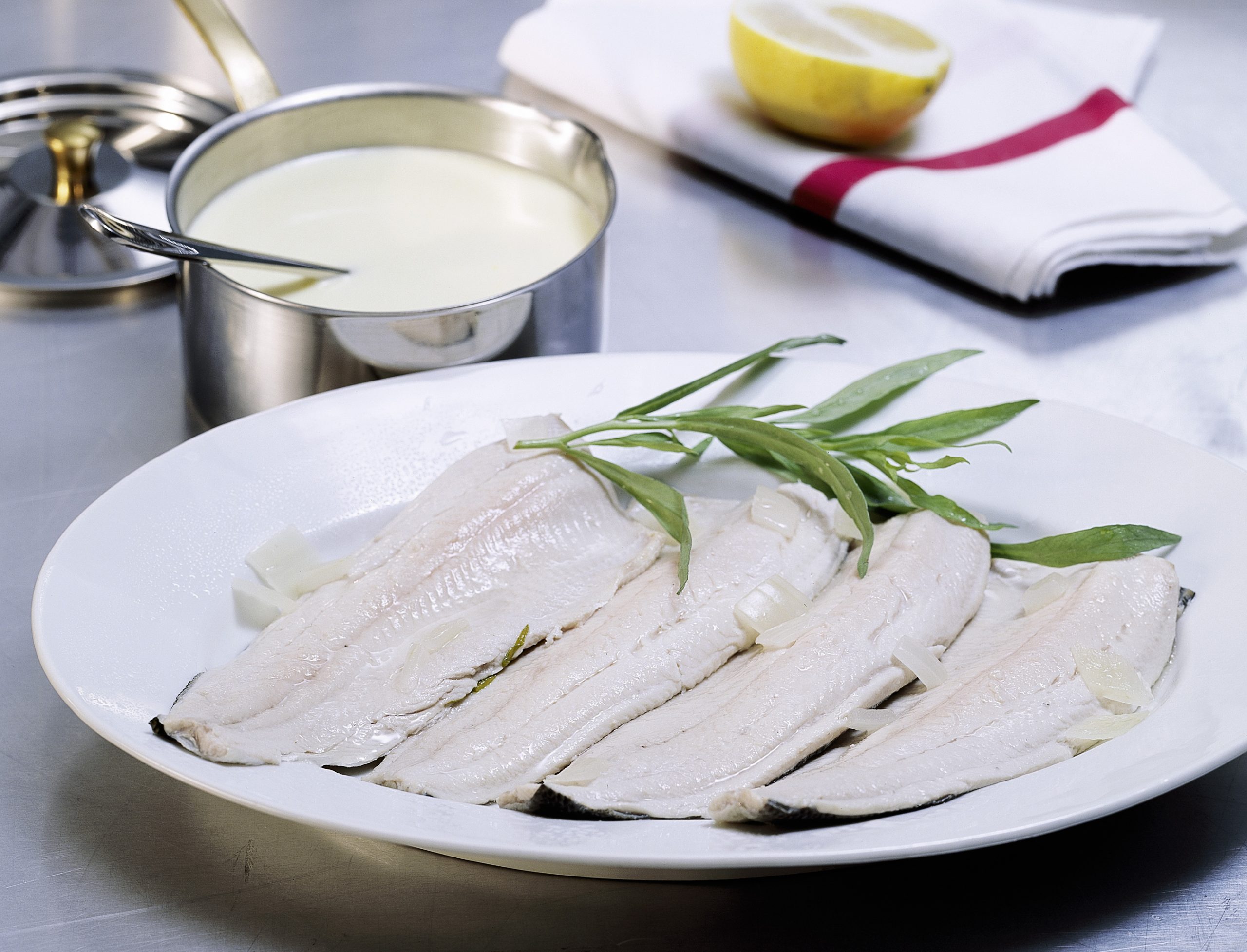Pochierte Felchenfilets an Weissweinsauce