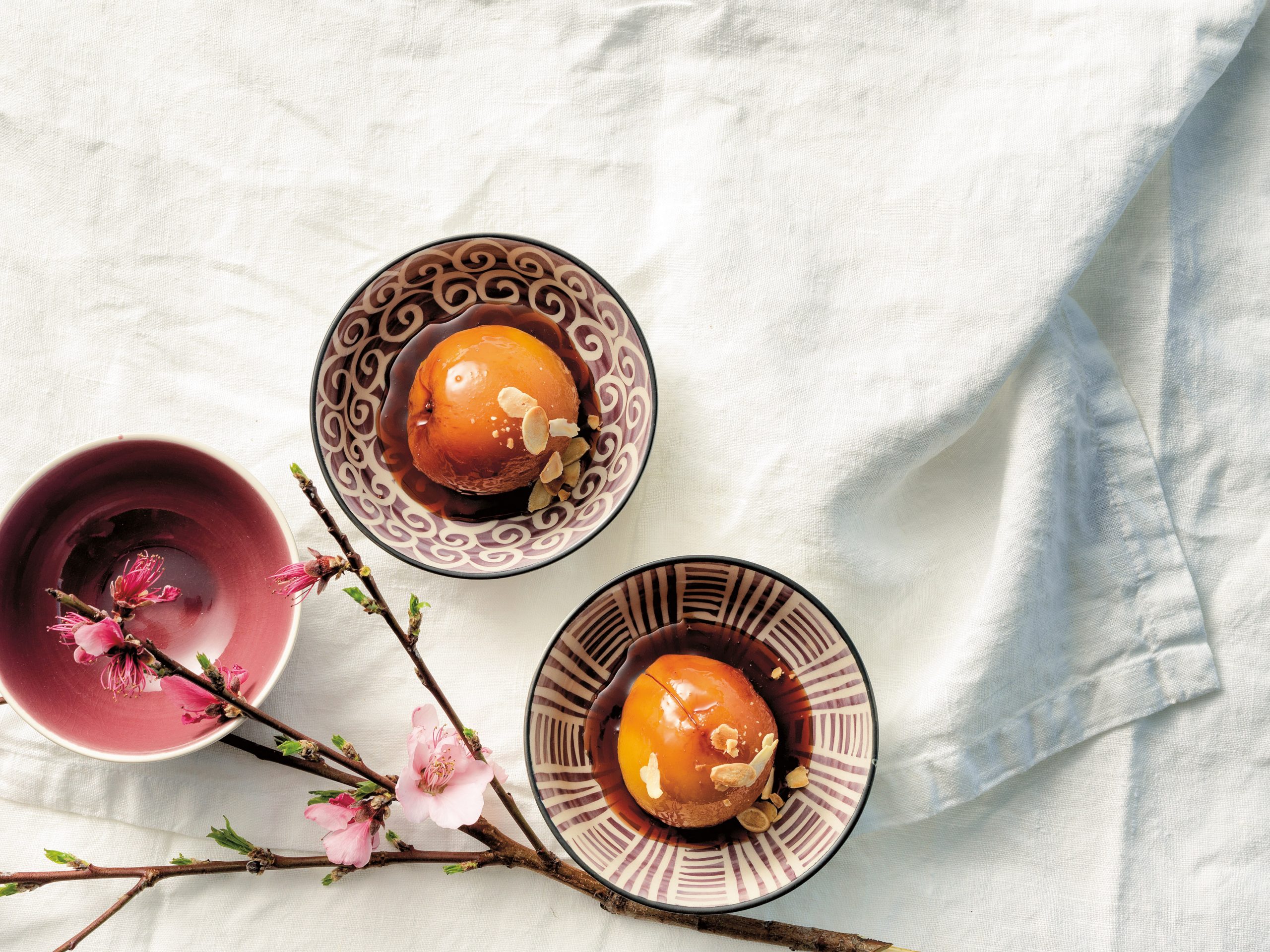 Pêches pochées à la crème aux amandes
