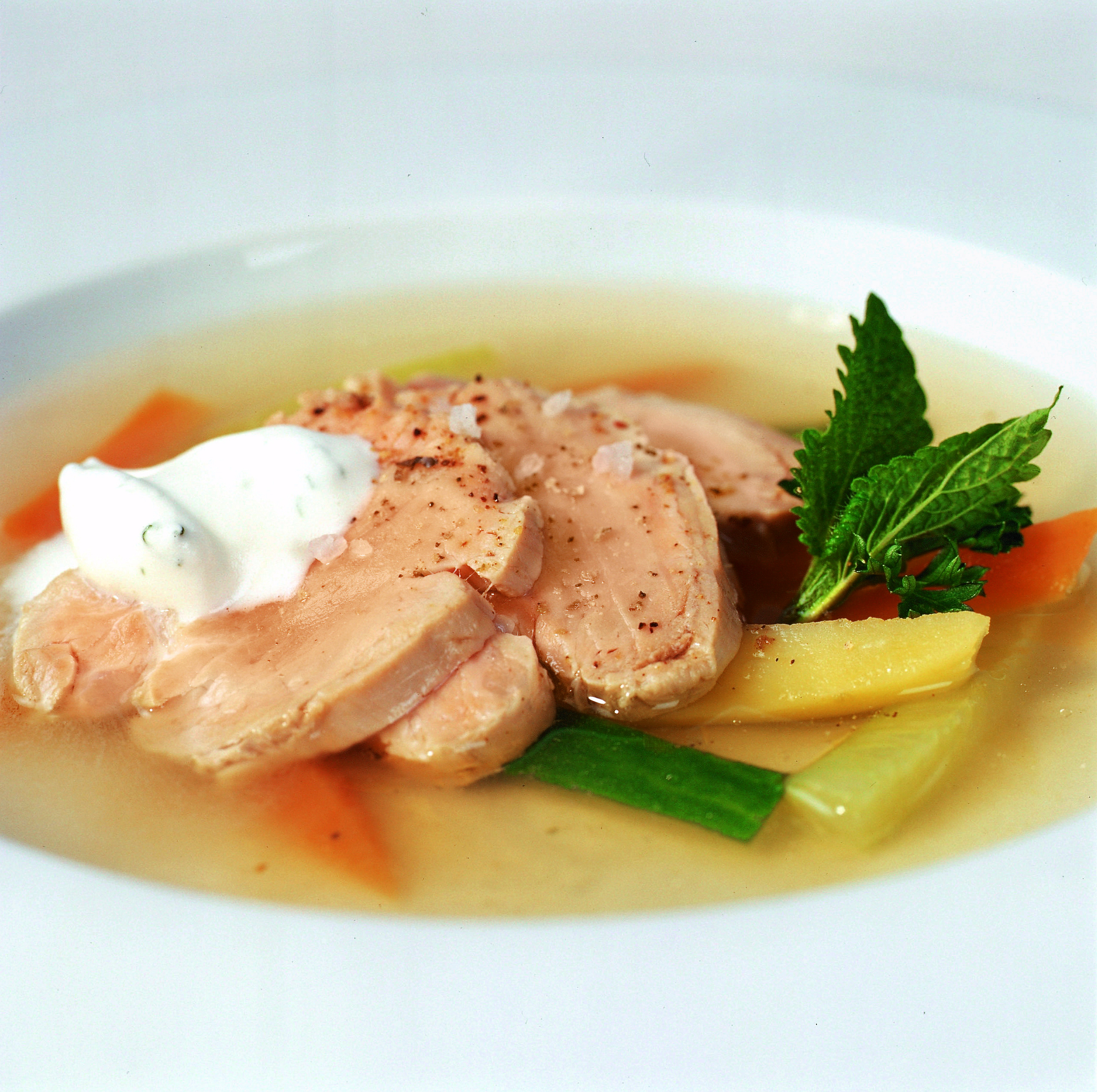 Pochiertes Schweinsfilet in Kräuter-Gemüse-Suppe