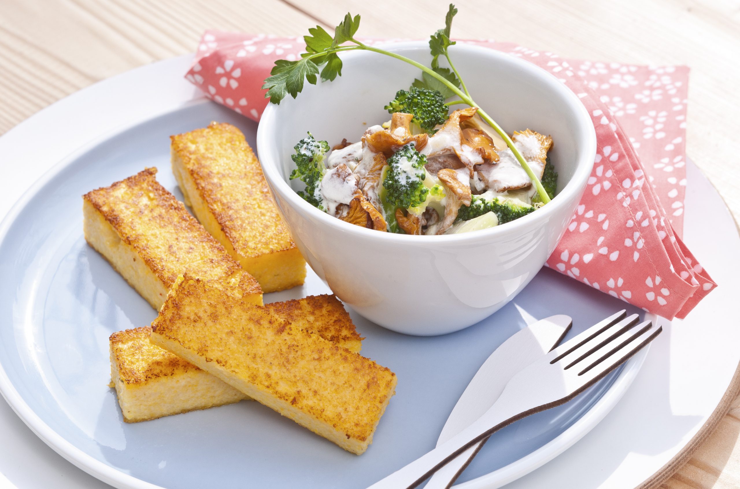 Polenta-Stäbli mit Eierschwämmchen