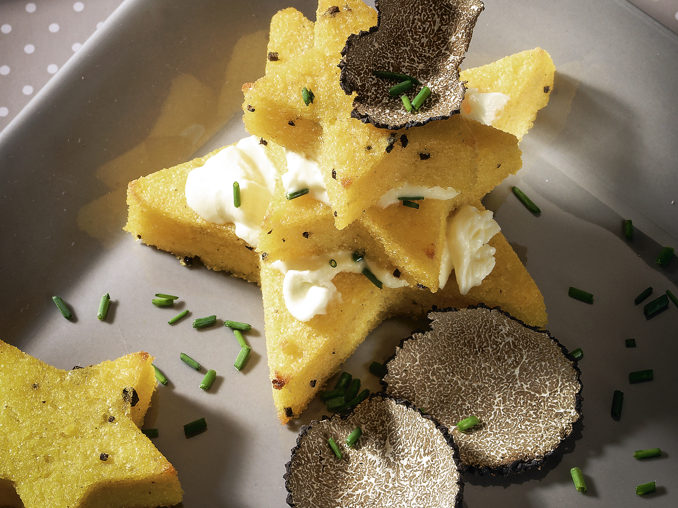 Polenta-Stern-Türmchen mit Trüffel
