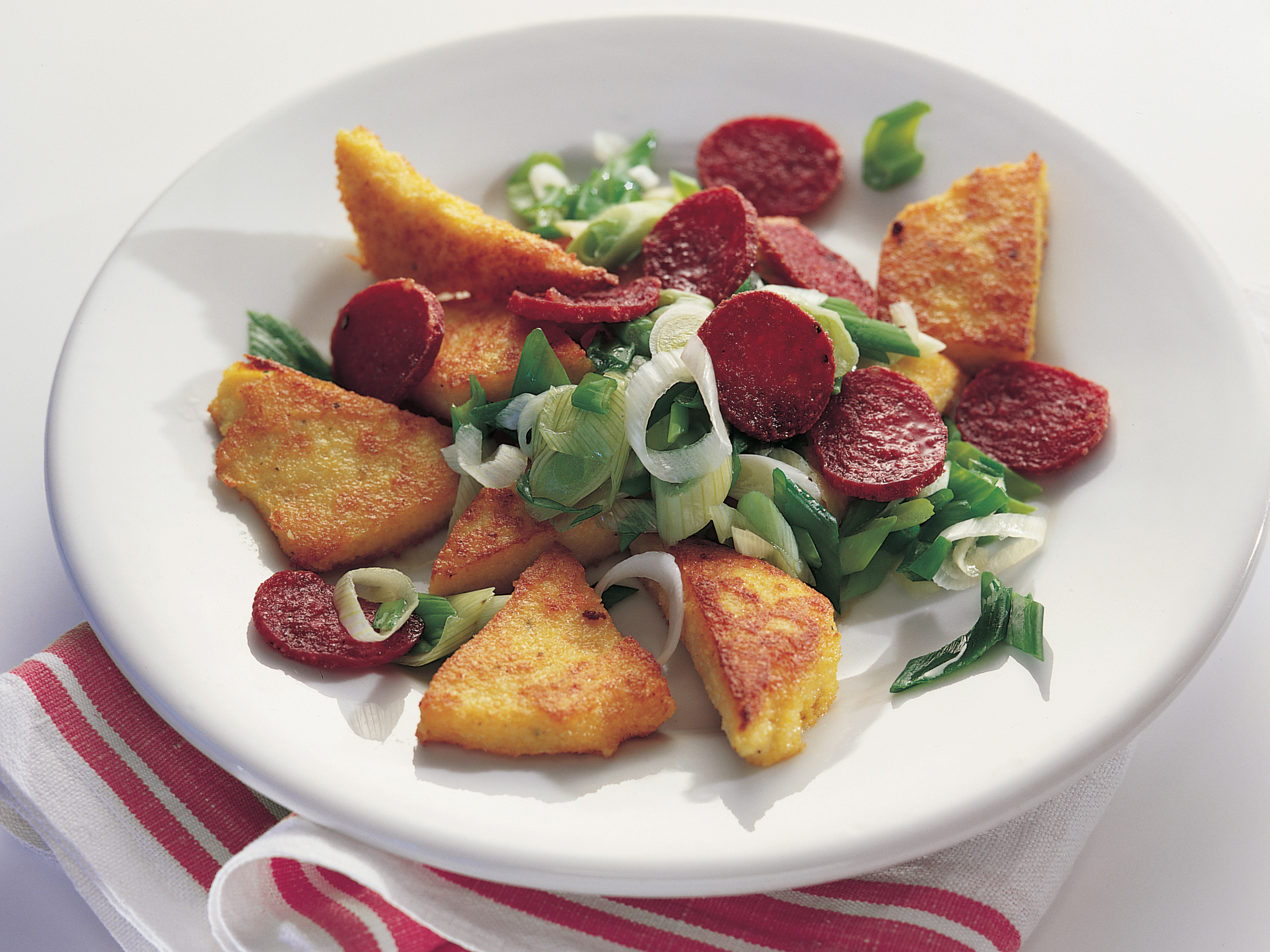 Polenta aux rondelles de saucisse rôties