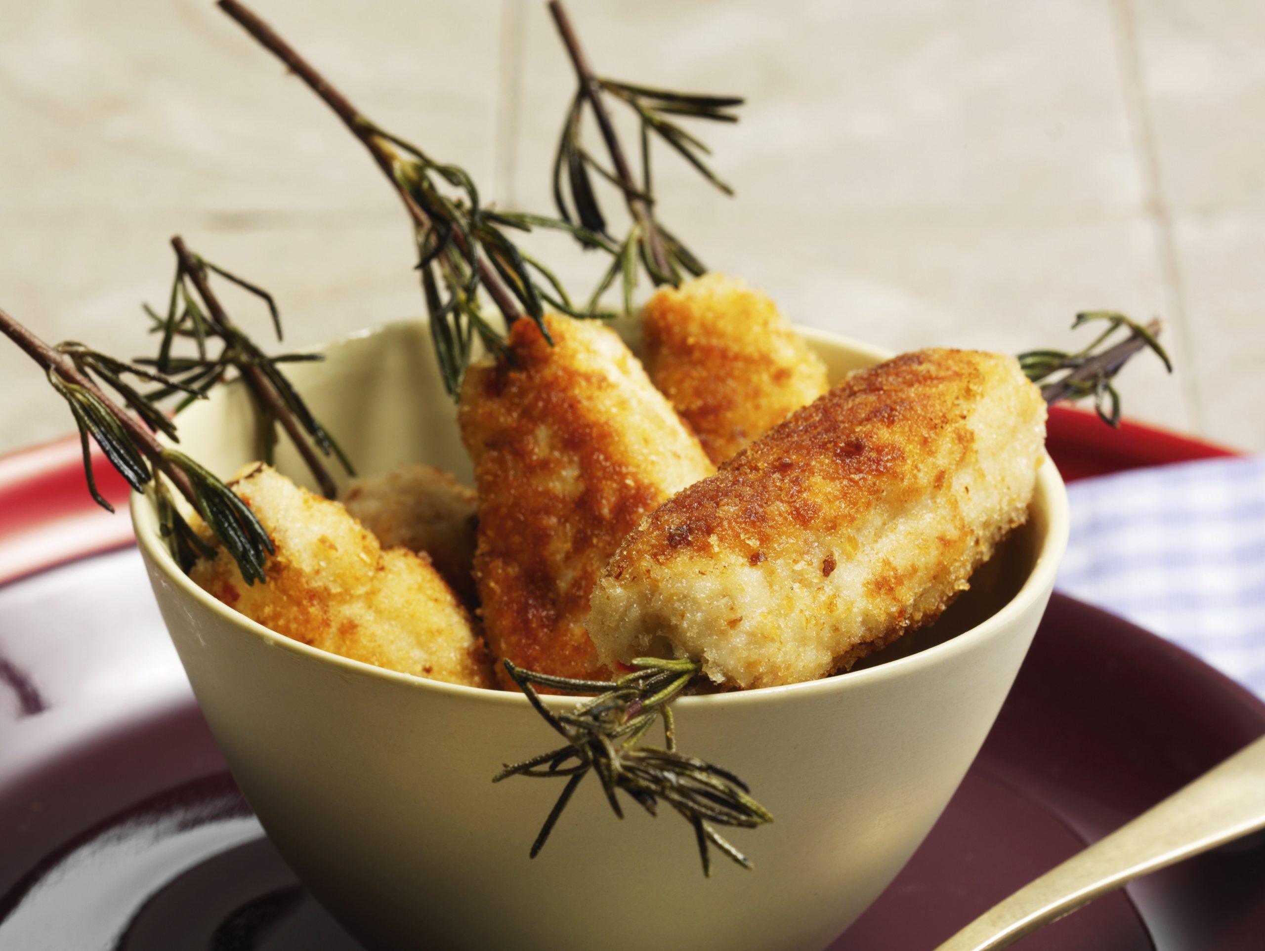 Poulet am Rosmarinzweig mit Dip