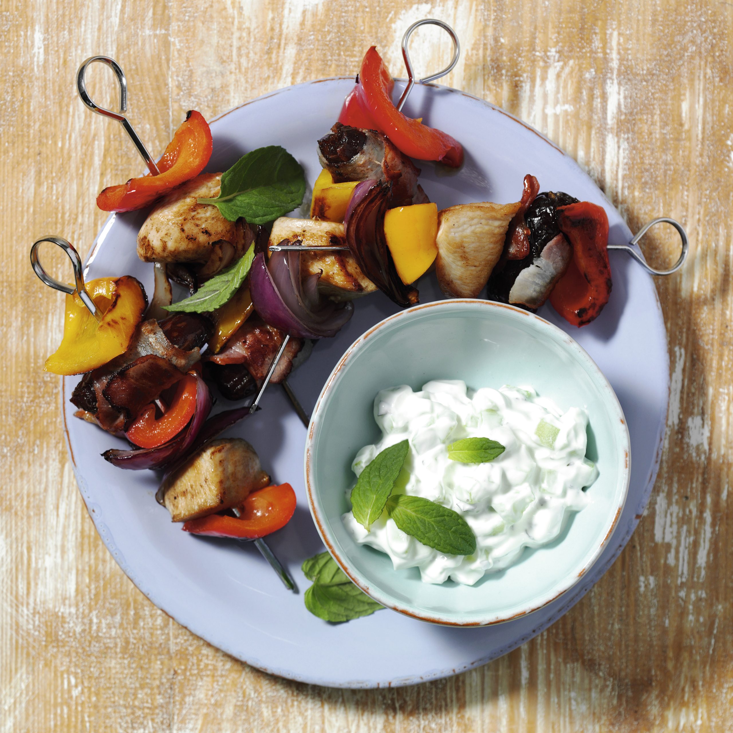 Brochettes de poulet et de légumes et tzatziki