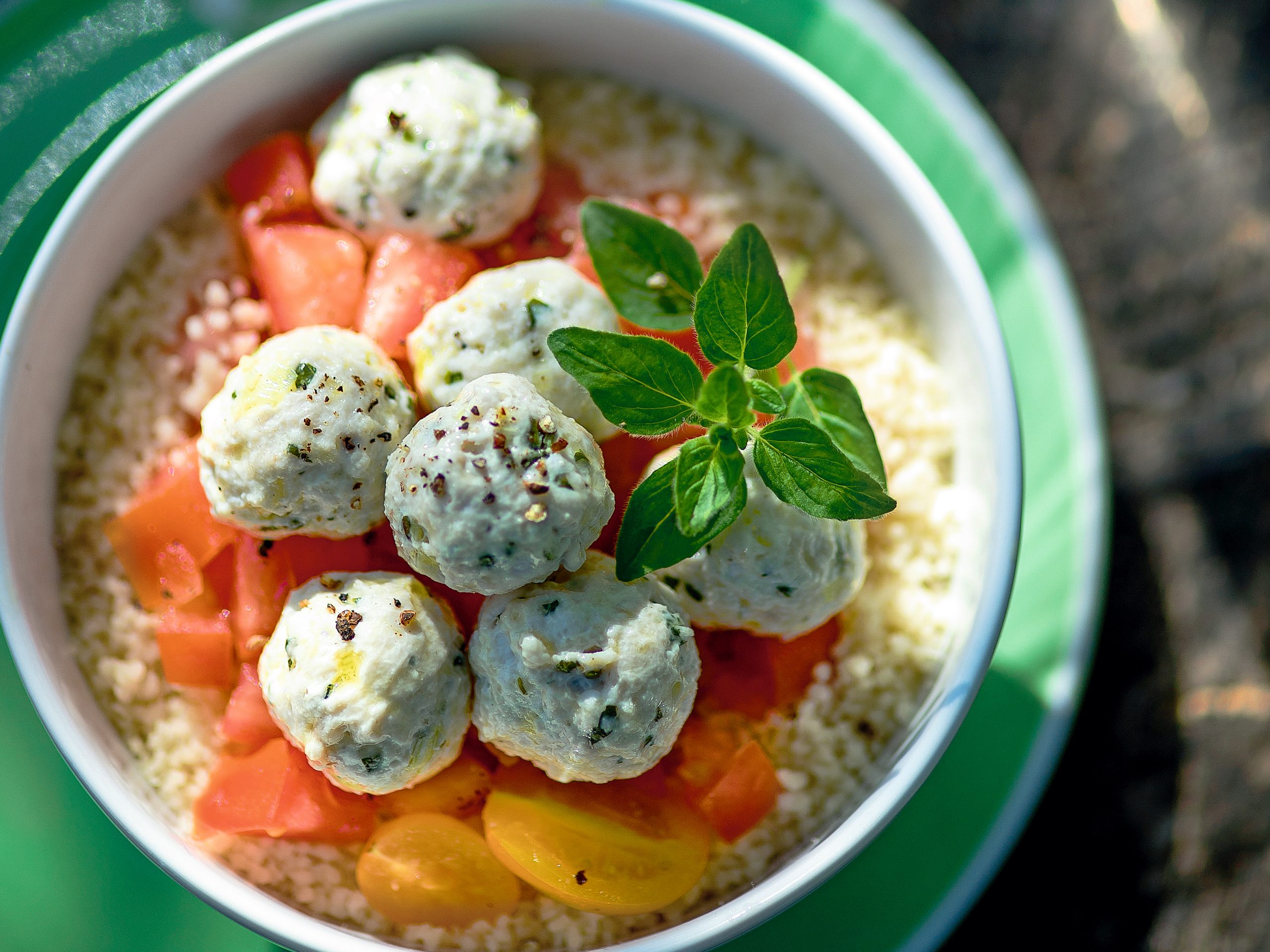 Pouletbällchen an Tomaten-Concassé