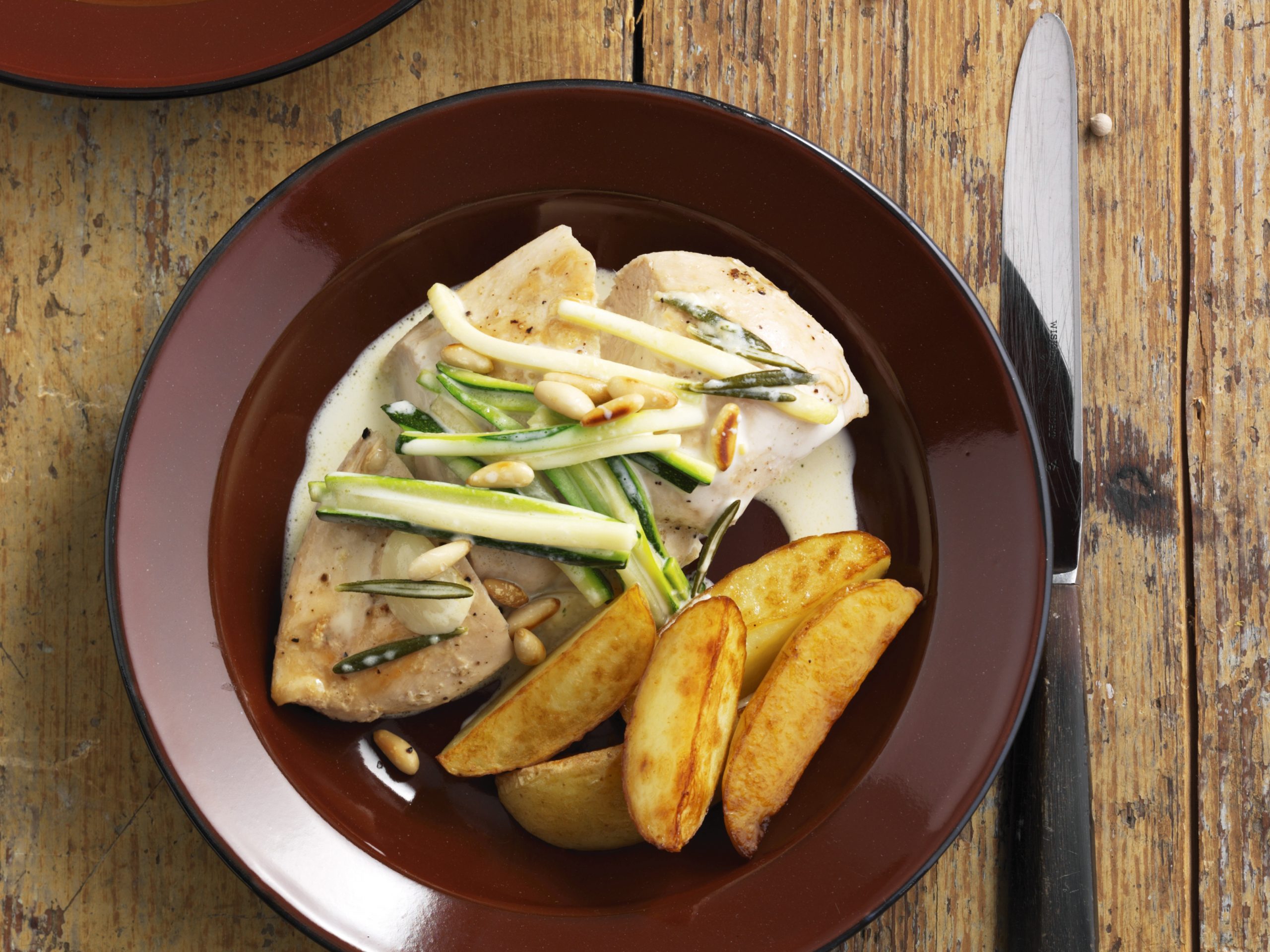 Blancs de poulet sauce romarin courgettes