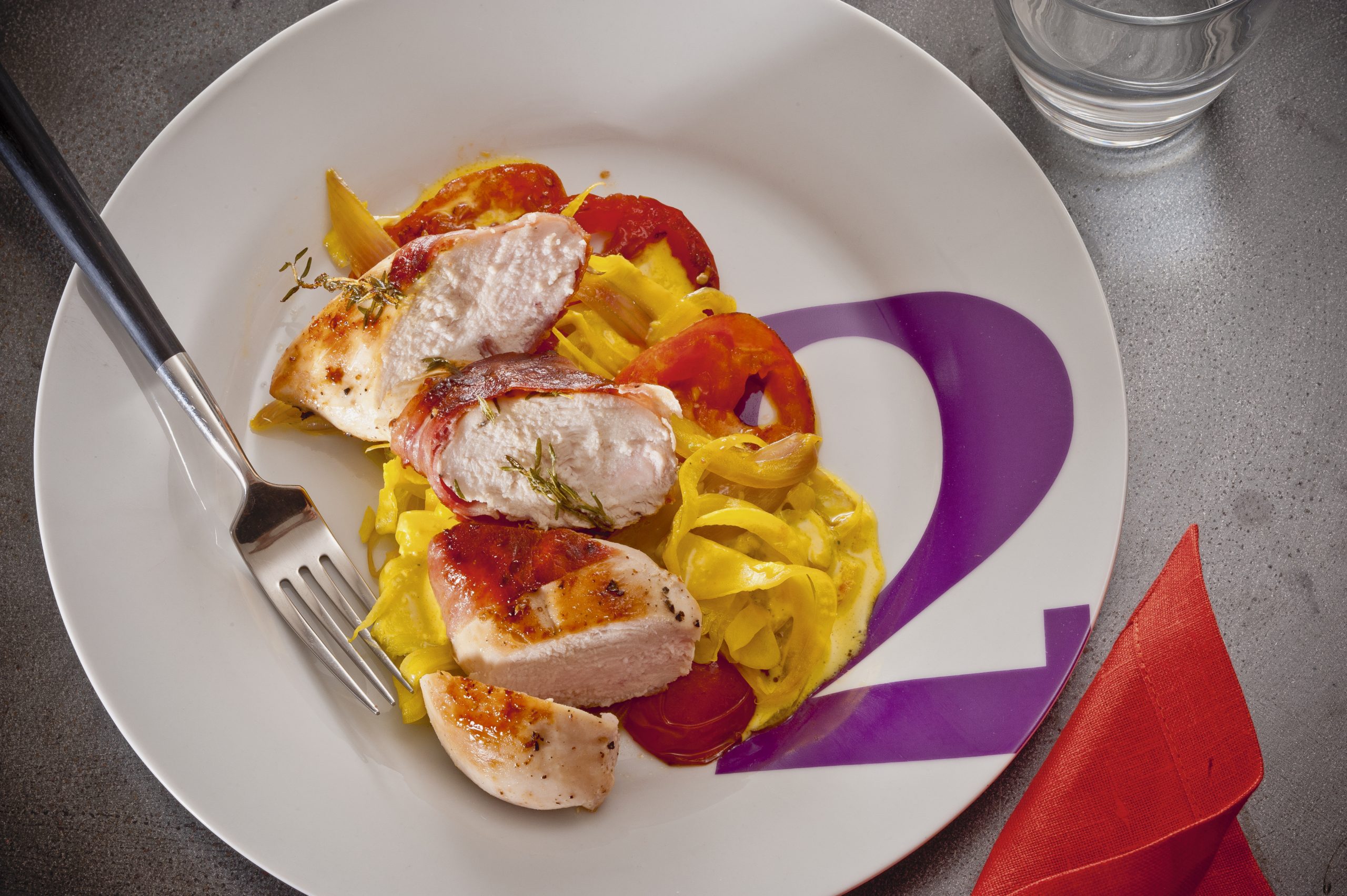 Blancs de poulet sur lit de légumes au safran