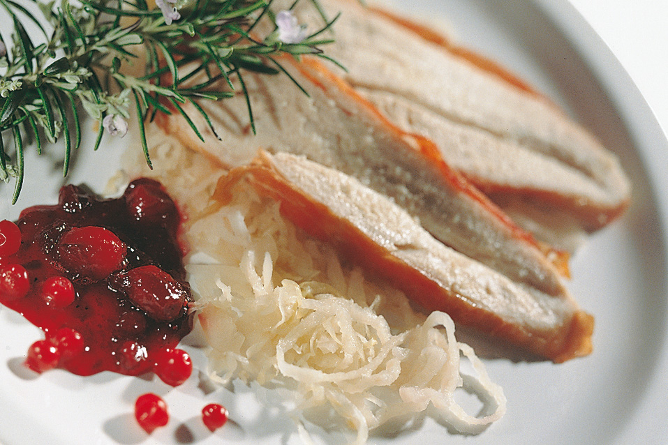 Pouletbrüstchen auf Sauerkraut-Sauerrüben mit Preiselbeerkompott