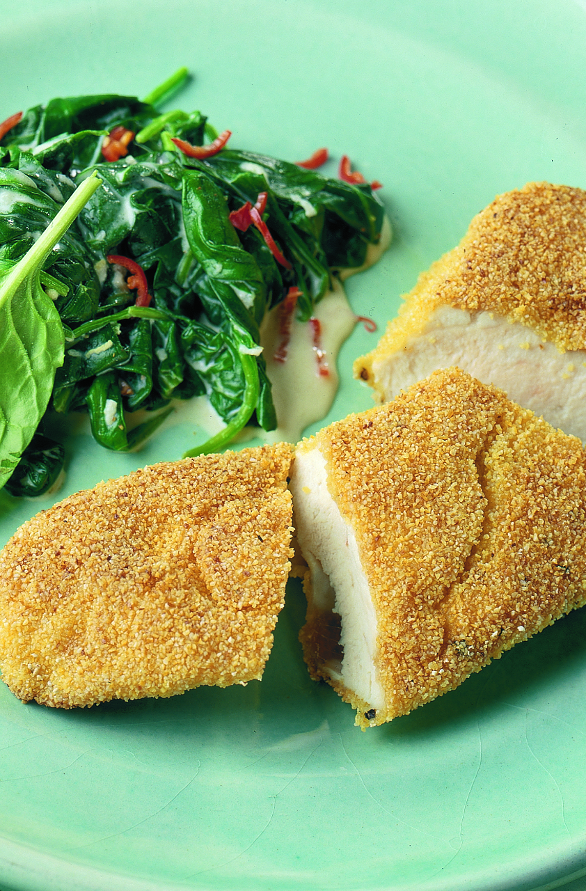 Blancs de poulet panés sur lit d`épinards