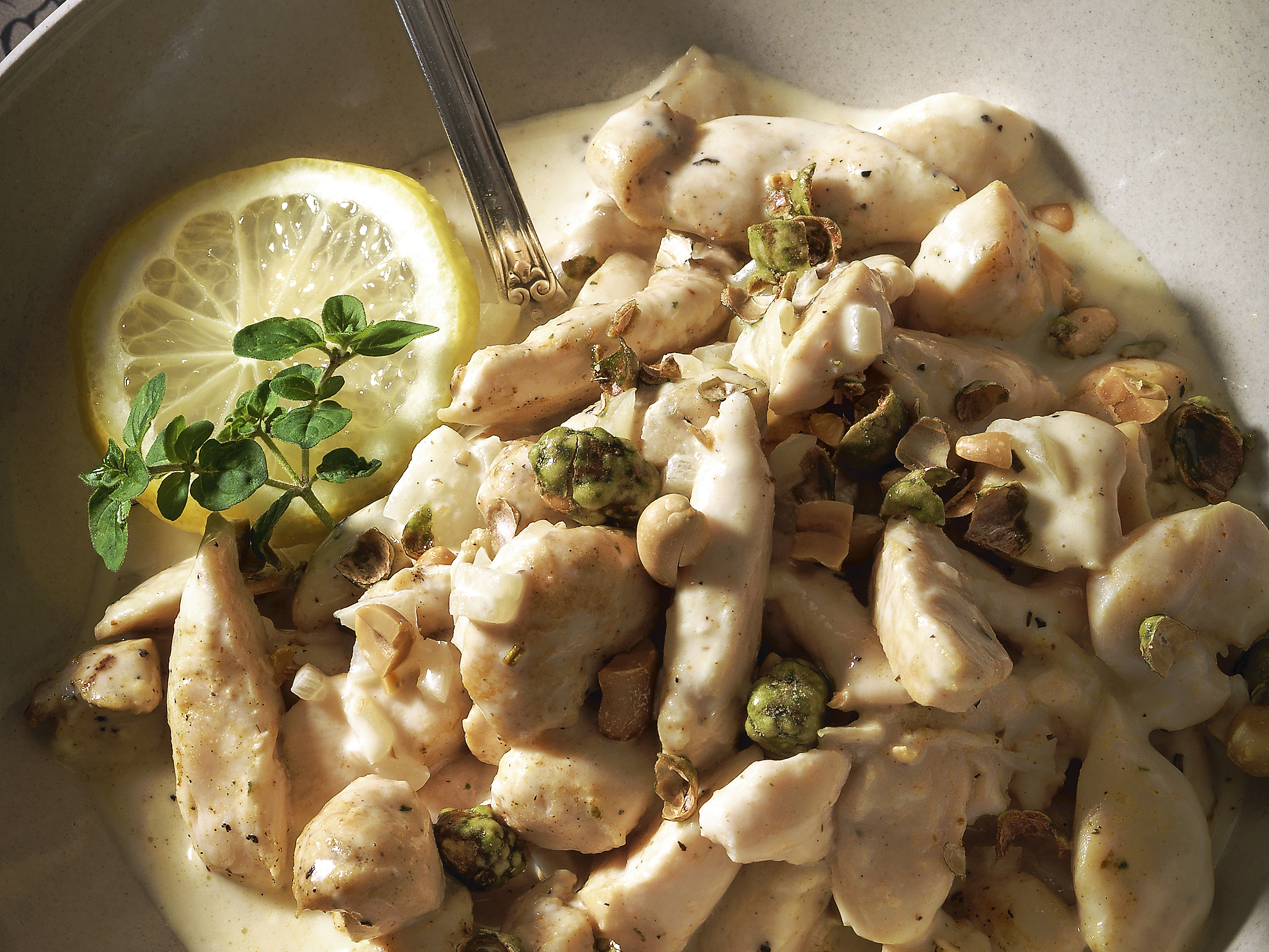 Pouletgeschnetzeltes mit Wasabi-Nüsschen