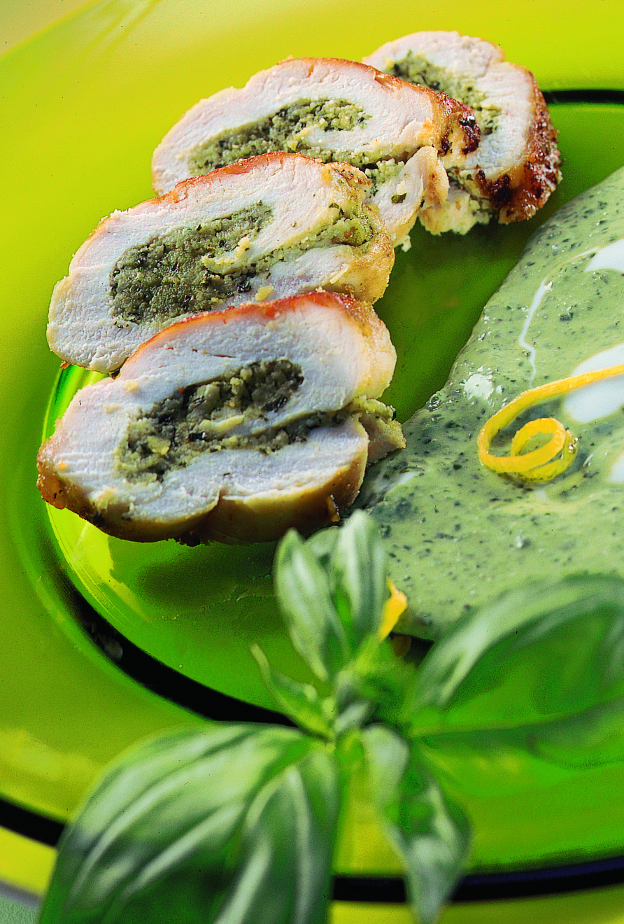 Pouletröllchen mit Mandel-Zitronenfüllung an Basilikumsauce
