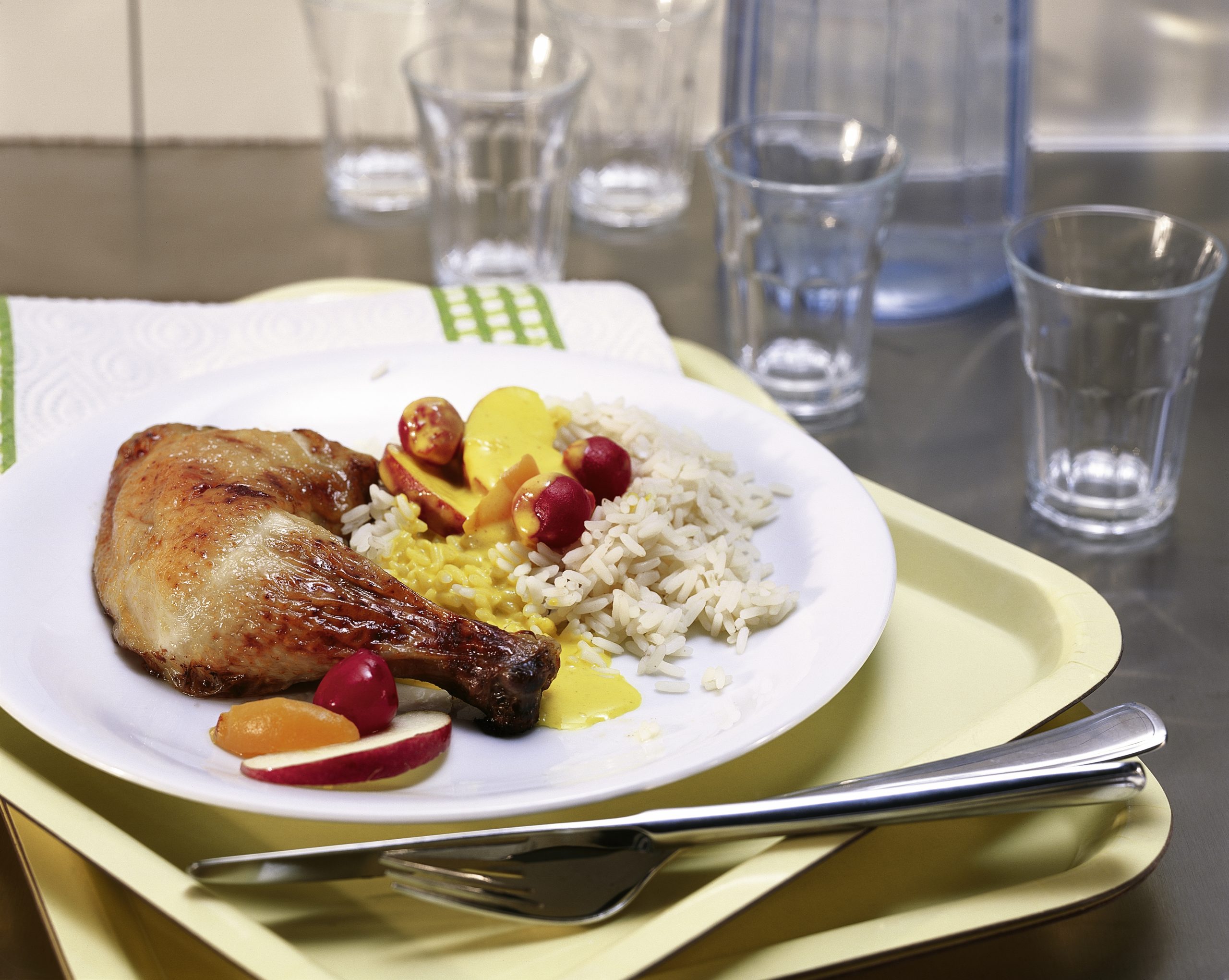 Pouletschenkel mit Früchtecurry und Reis