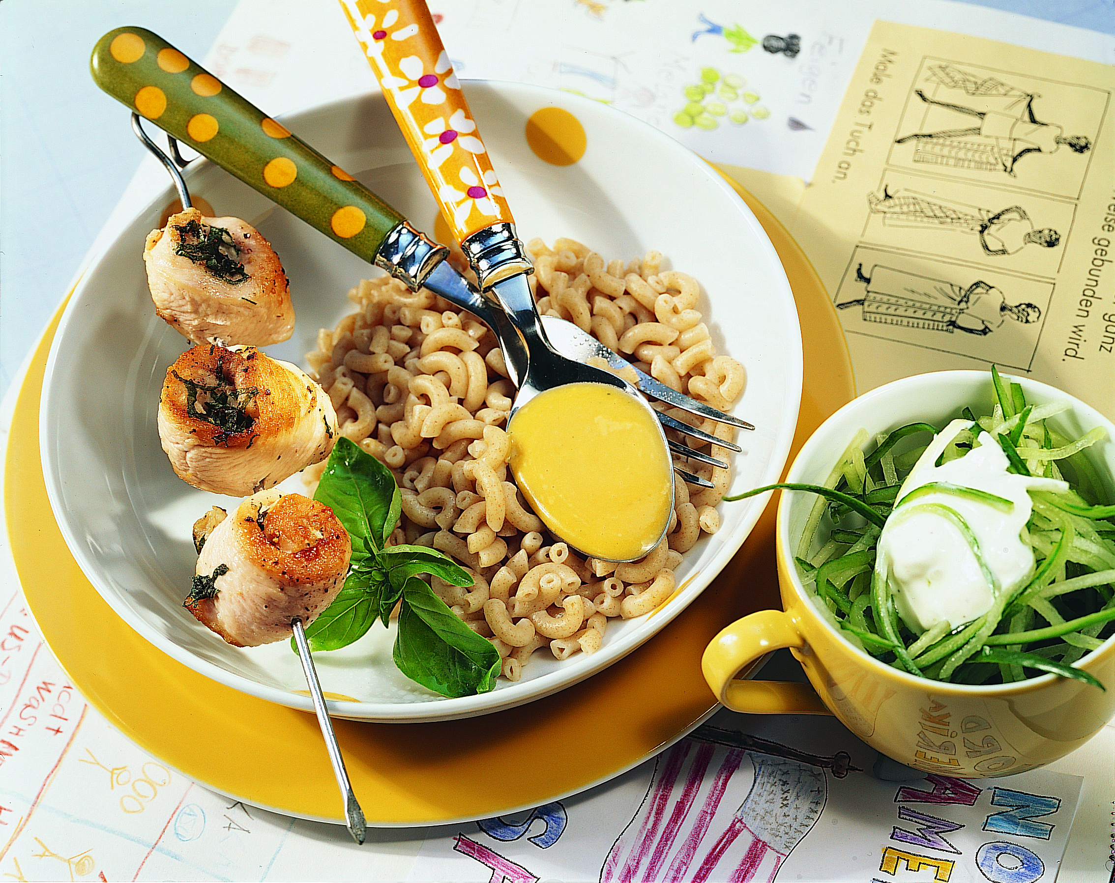 Brochettes de poulet, cornettes et concombre "spaghetti"