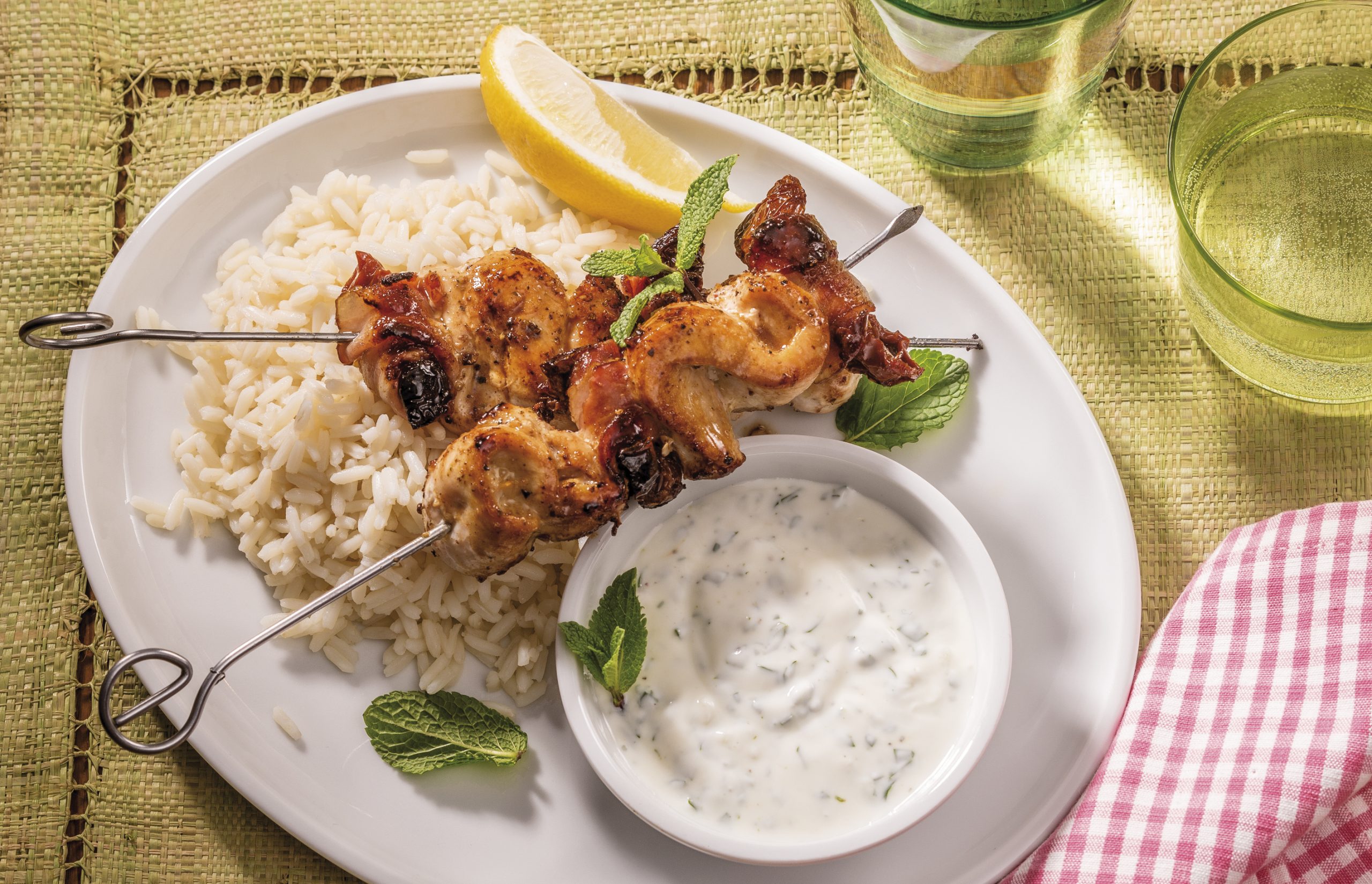 Brochettes de poulet et yogourt aux herbes