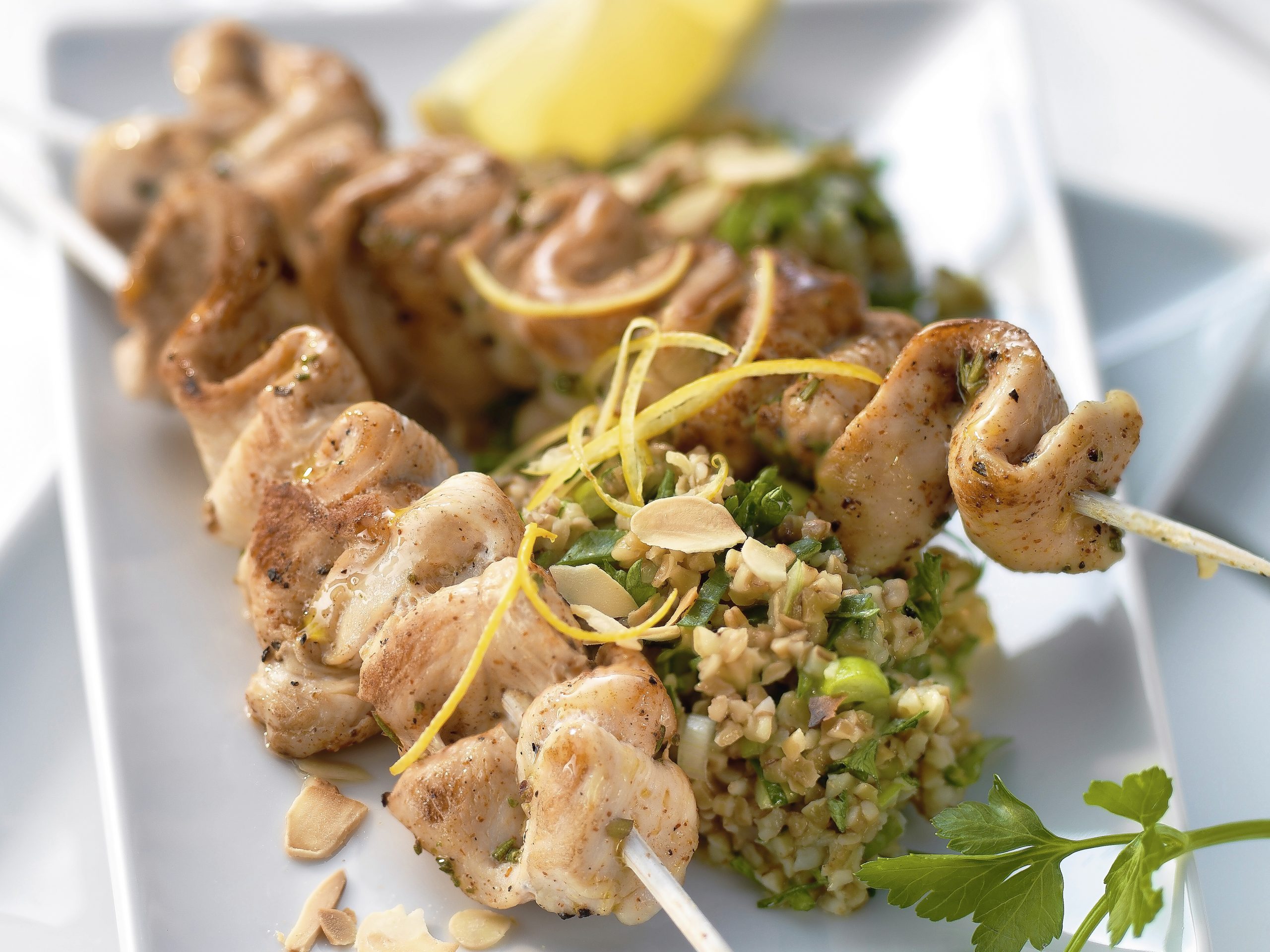 Pouletspiessli vom Grill mit Bulgursalat