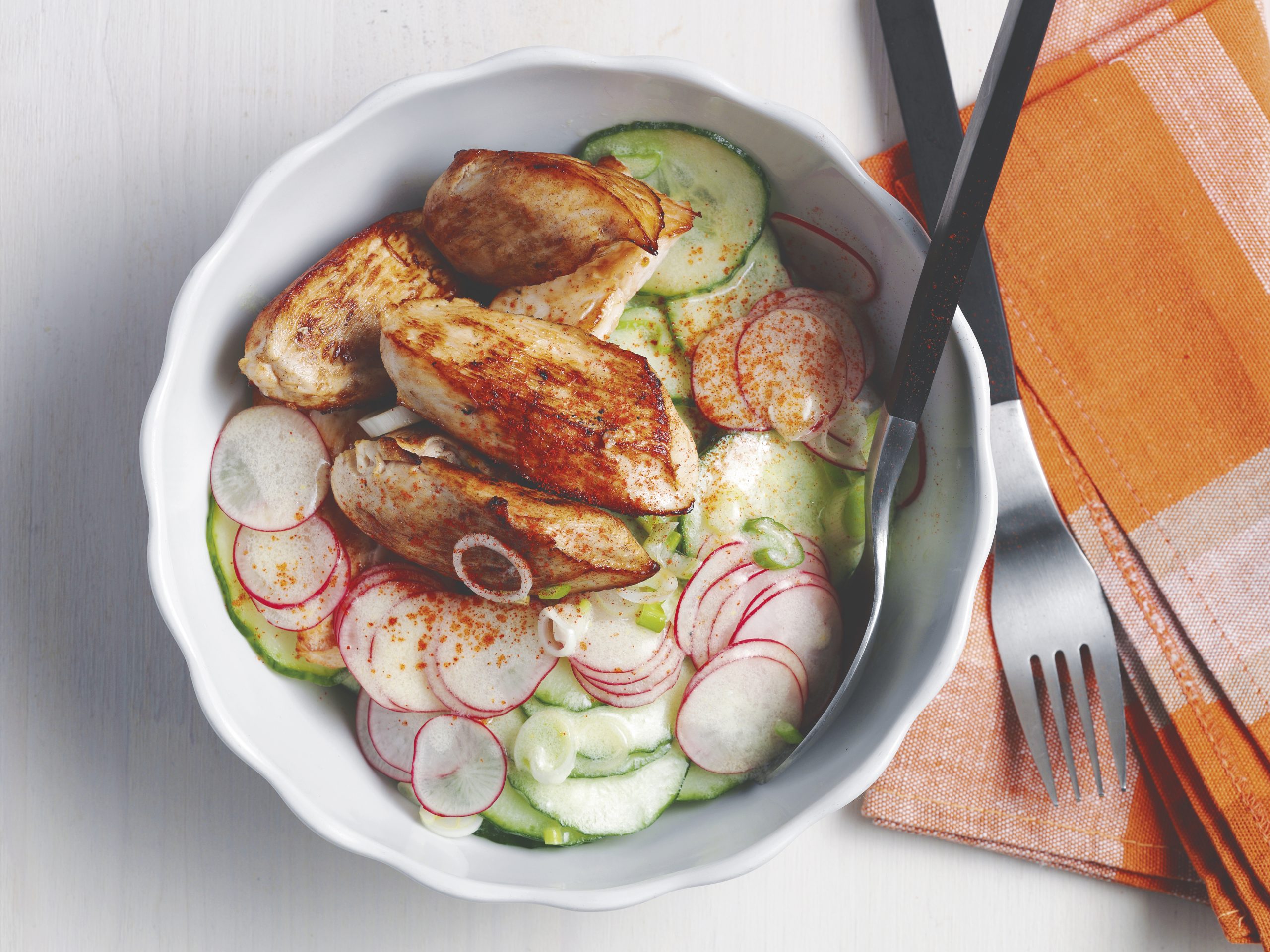 Pouletstreifen auf Gurkensalat
