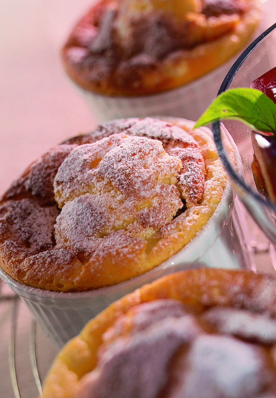 Quark-Soufflé mit marinierten Zwetschgen