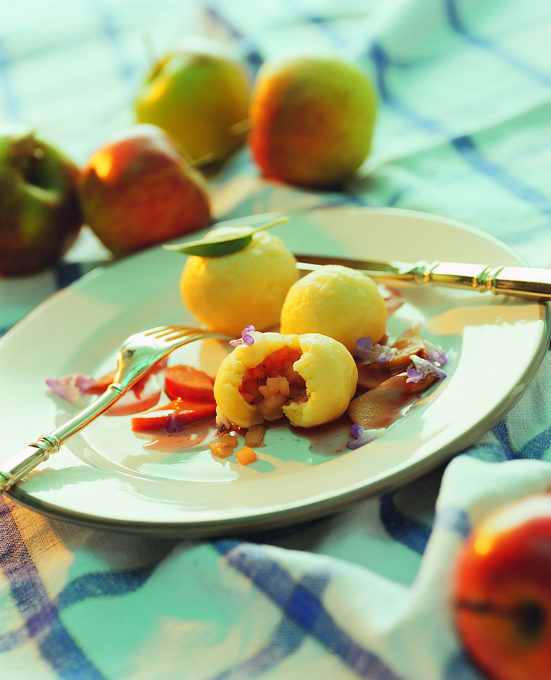 Quarkknödel mit Apfel-Salbei-Füllung