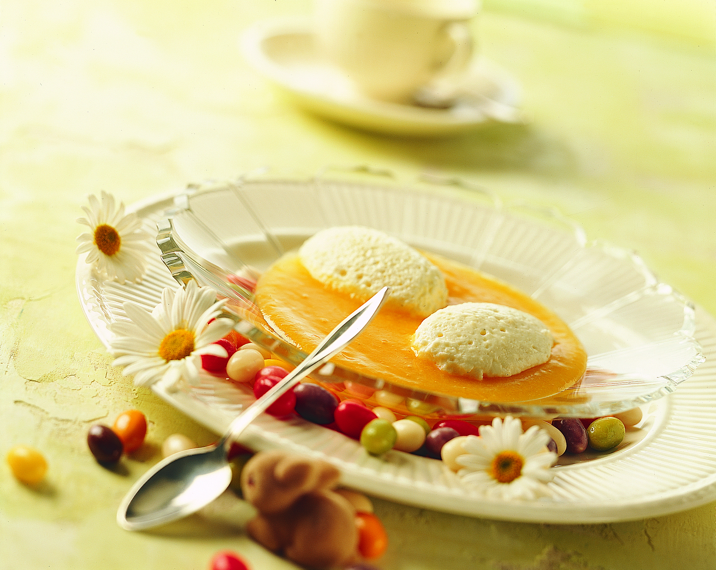 Quarkmousse-Eier auf Dörraprikosen-Sauce