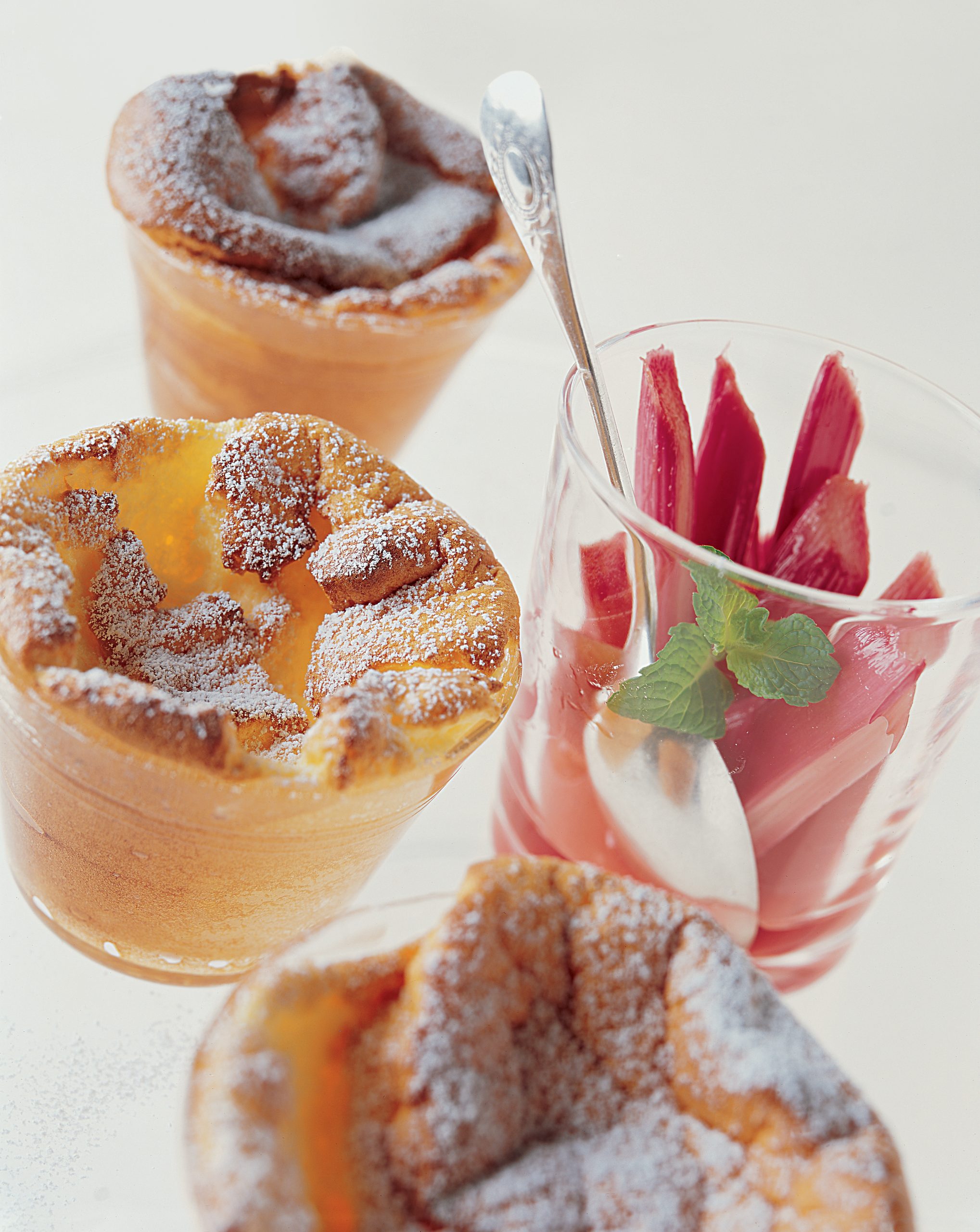 Quarksoufflés mit Rhabarberkompott
