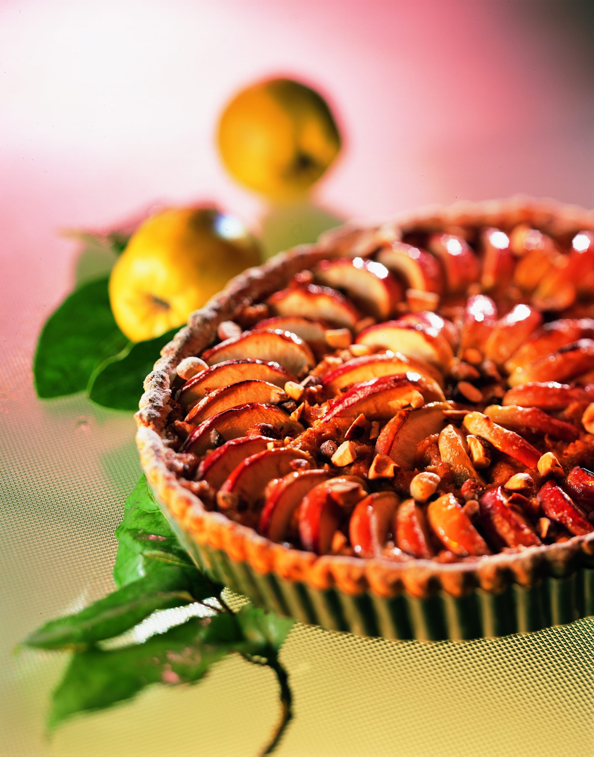 Quitten-Tarte mit Äpfeln und Haselnüssen