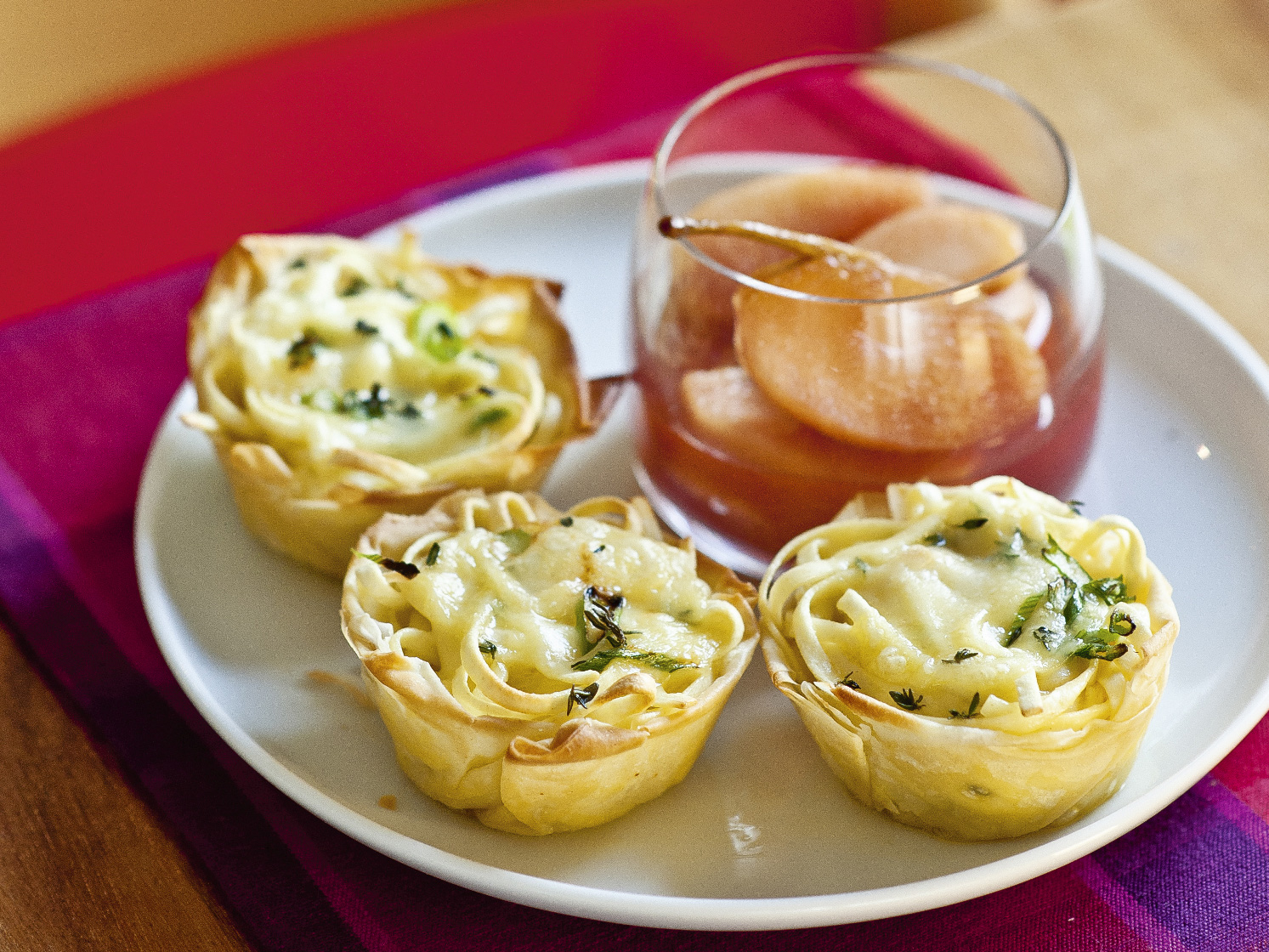 Nids de pâtes à la raclette et compote