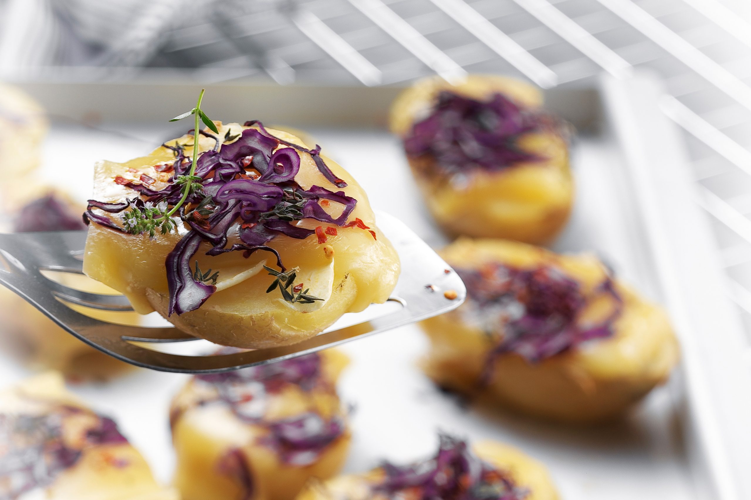 Pommes de terre au four, fromage à raclette et chou rouge