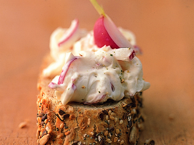 Tartines aux radis et au fromage frais