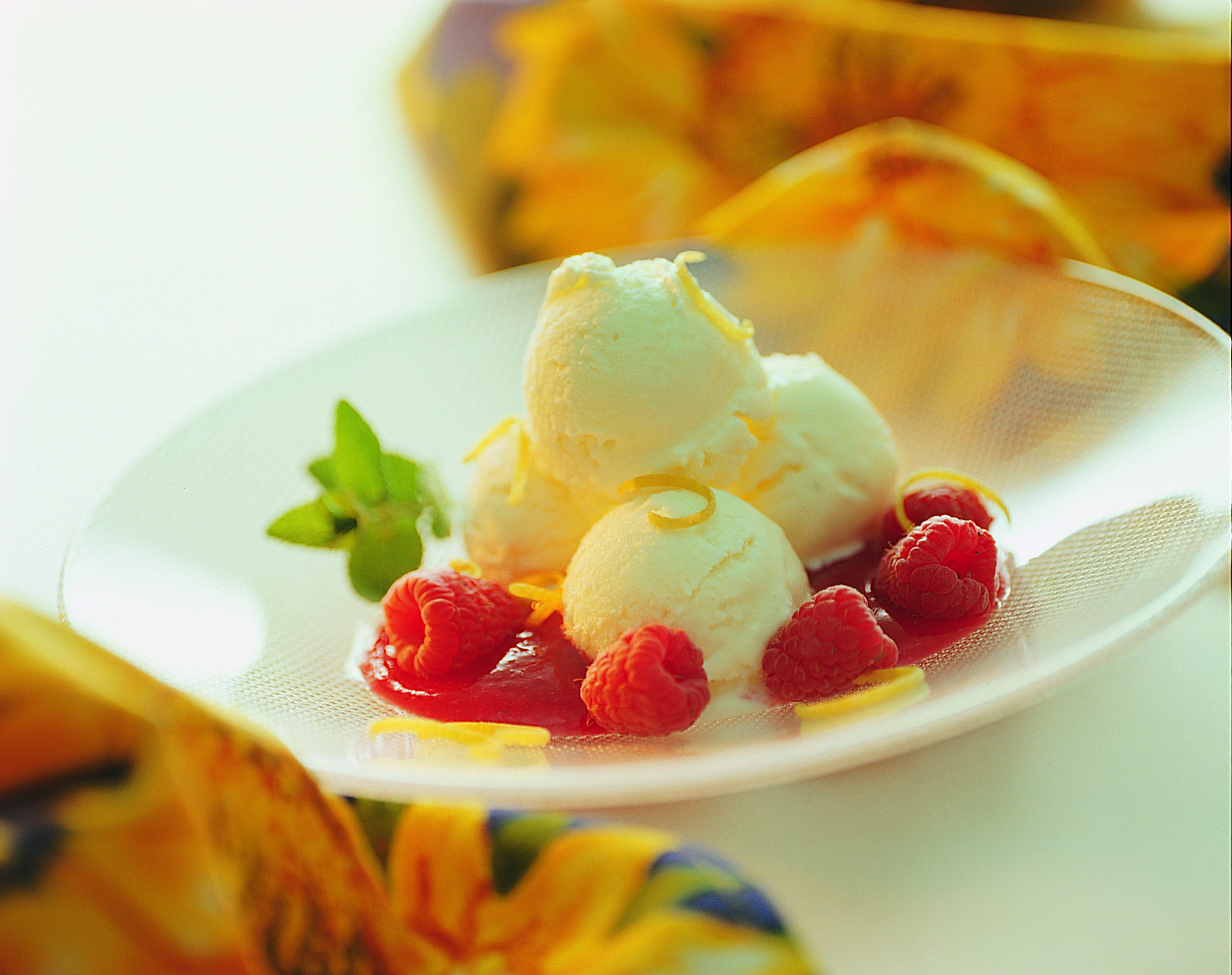 Glace au yogourt et à la crème et coulis de framboise