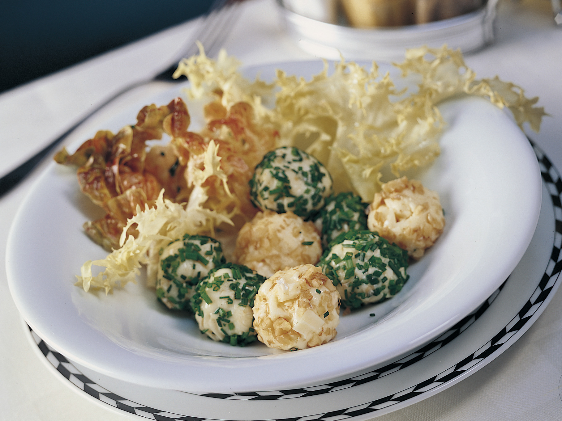 Boulettes au fromage et salade verte