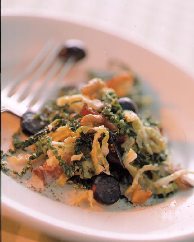 Chou frisé à la crème, aux raisins et aux noix