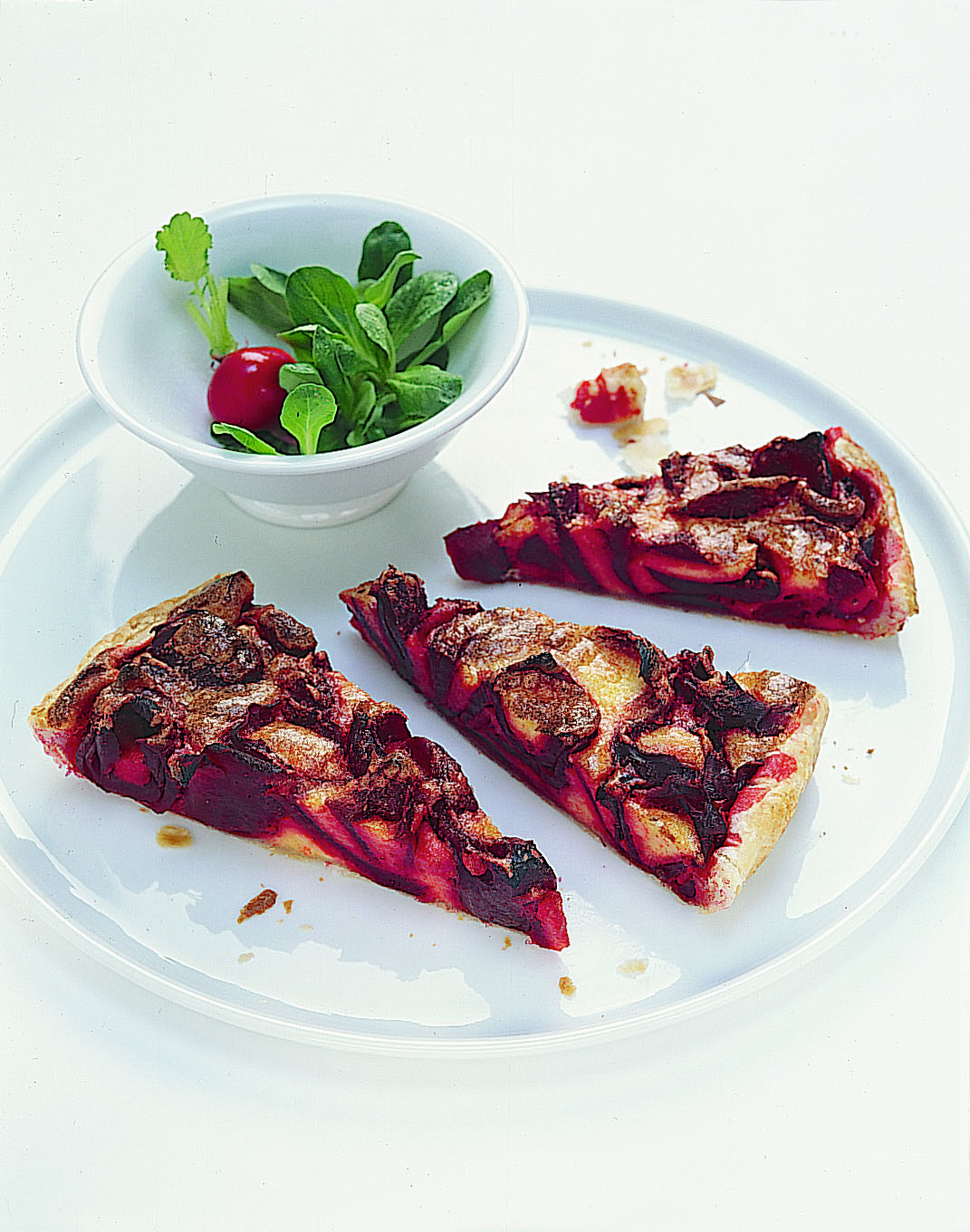 Quiche aux betteraves et salade de saison
