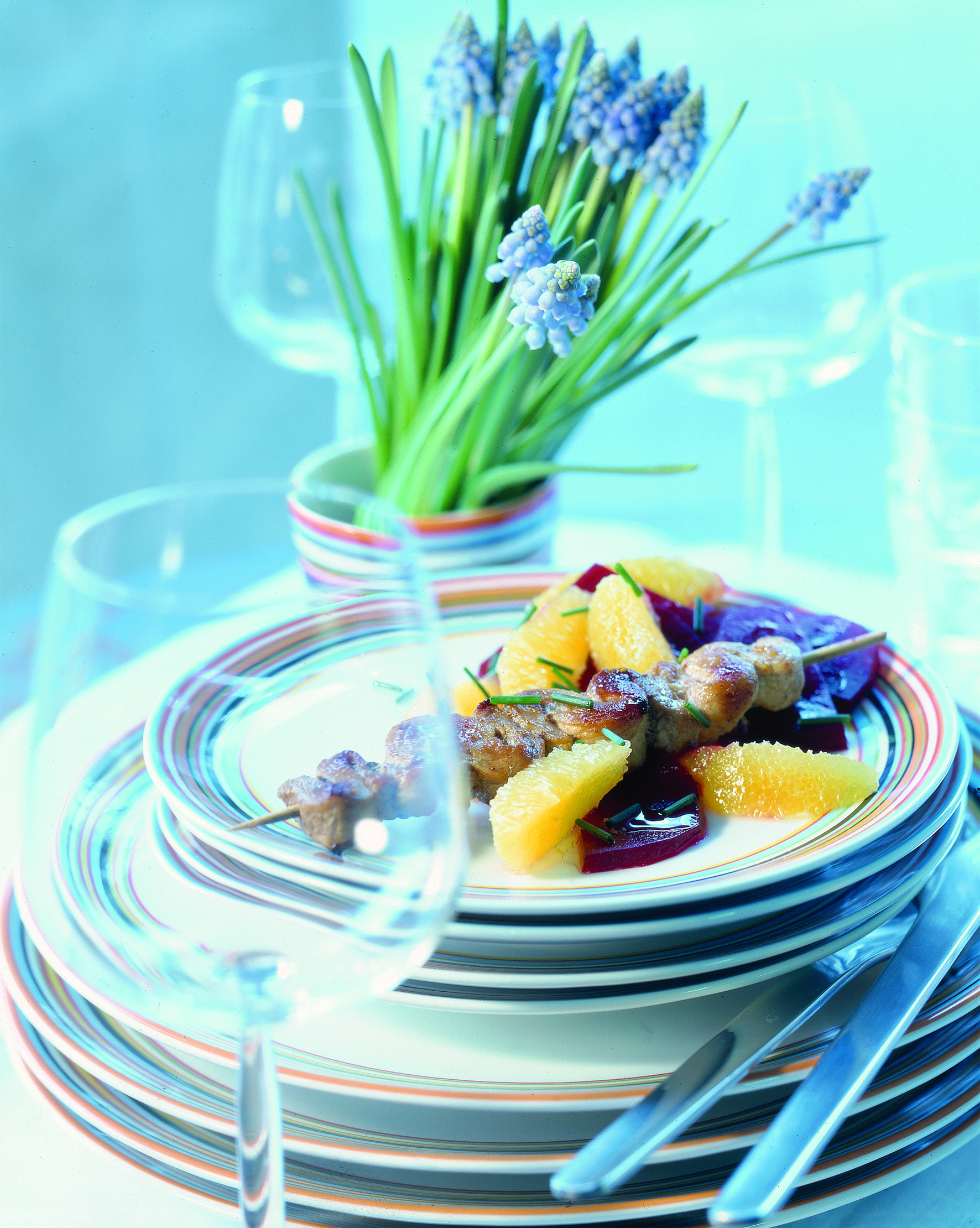 Salade d'oranges et de betteraves avec brochettes de veau