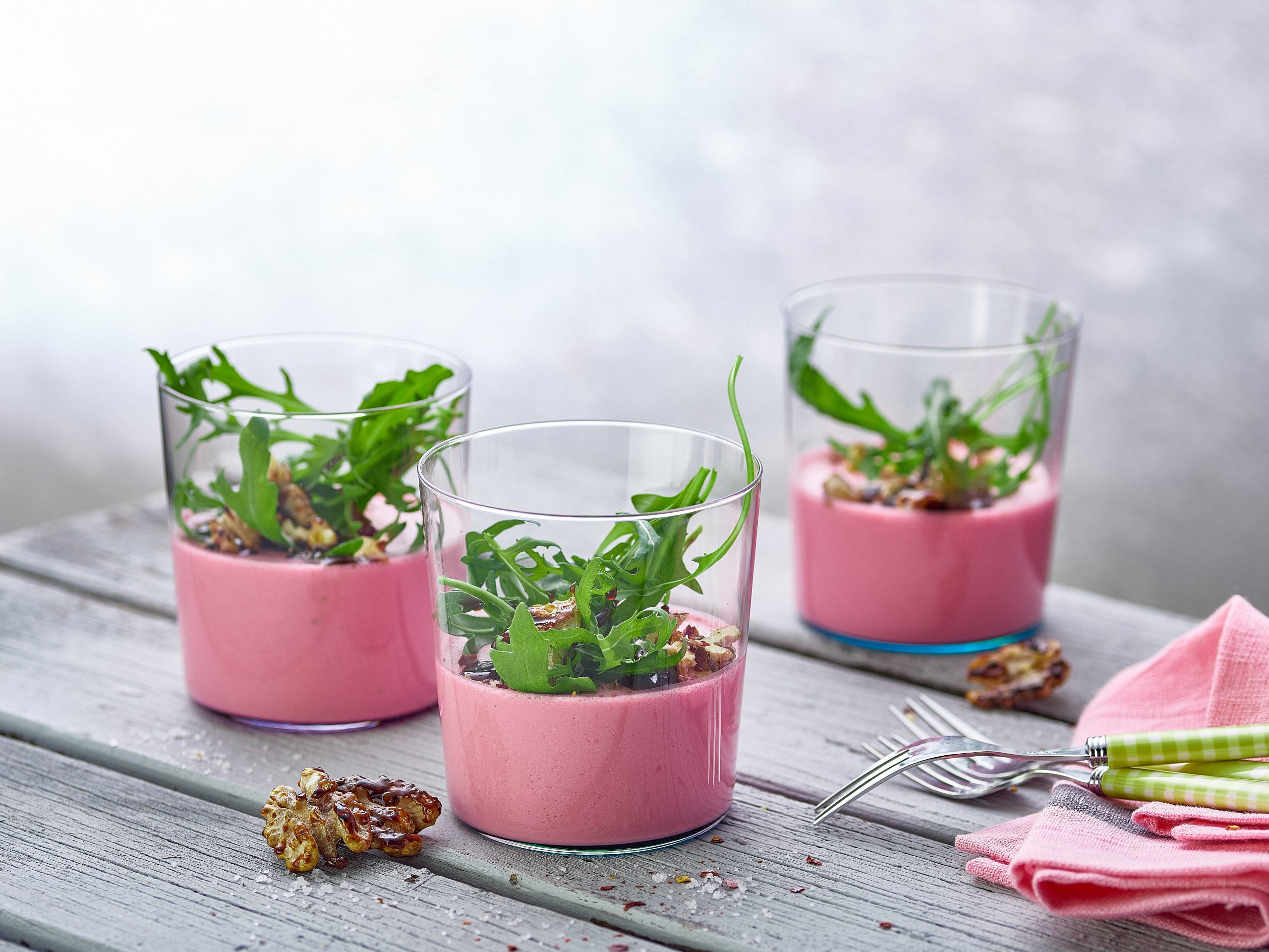Randen-Panna-cotta mit caramelisierten Nüssen