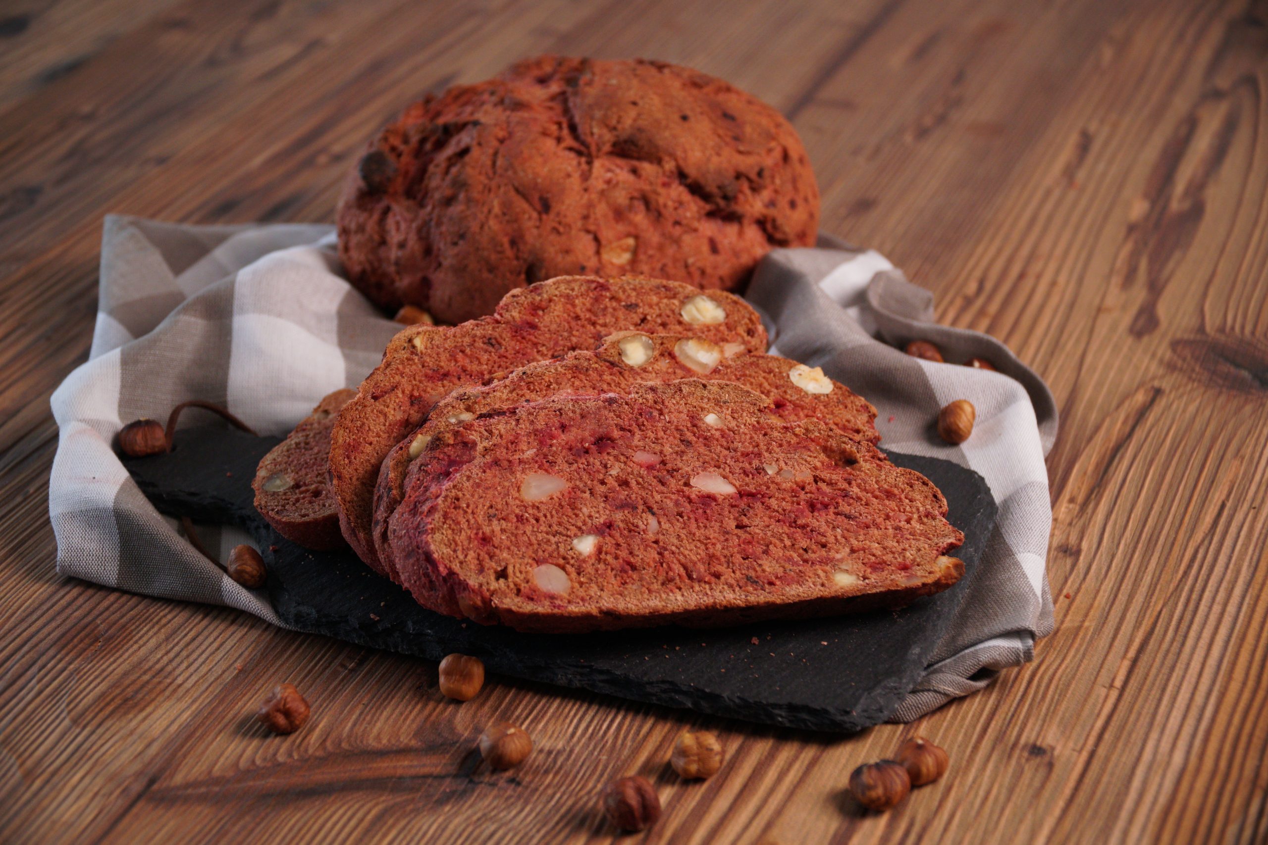 Randenbrot mit Magerquark und Nüssen