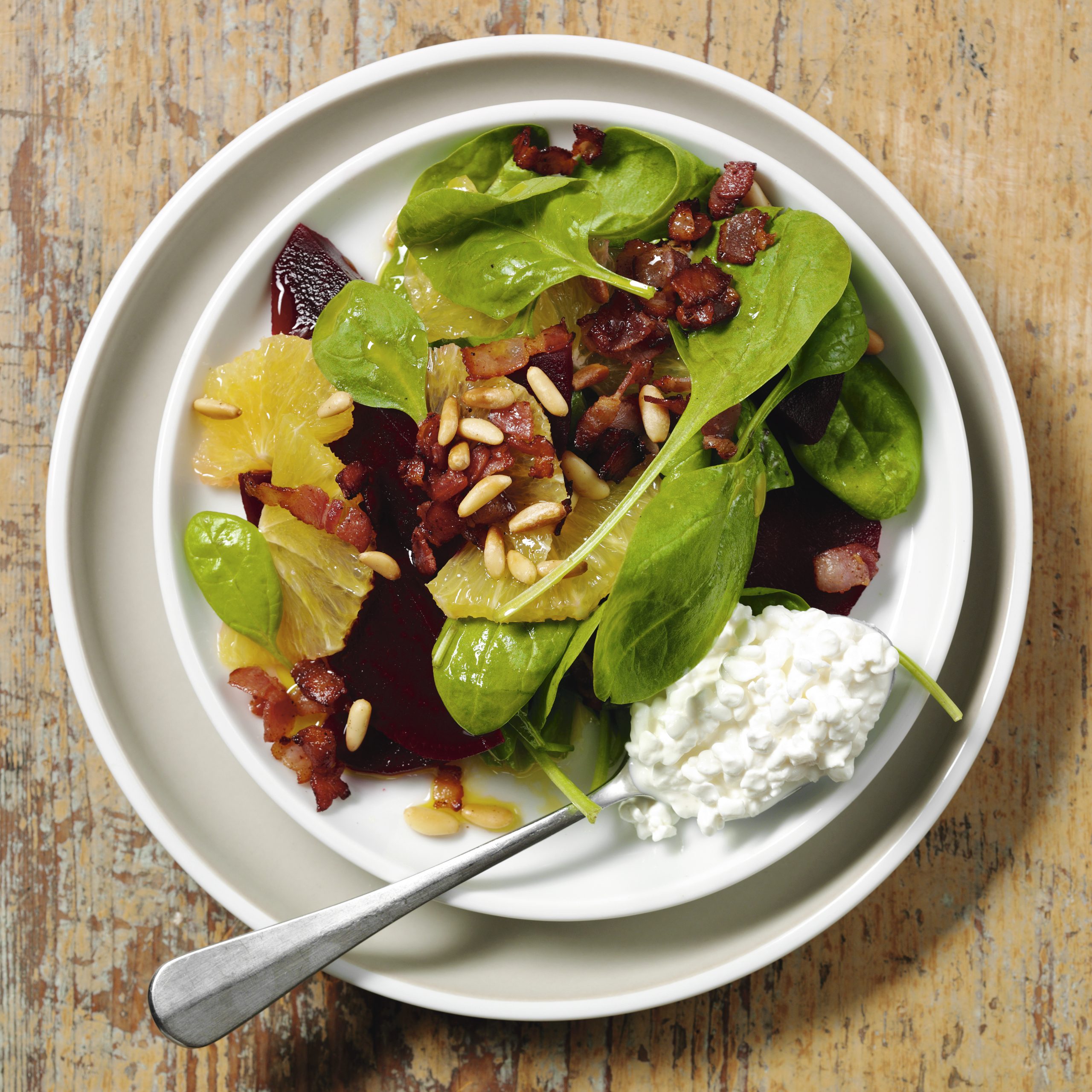 Randensalat mit Spinat, Orangen und Speck